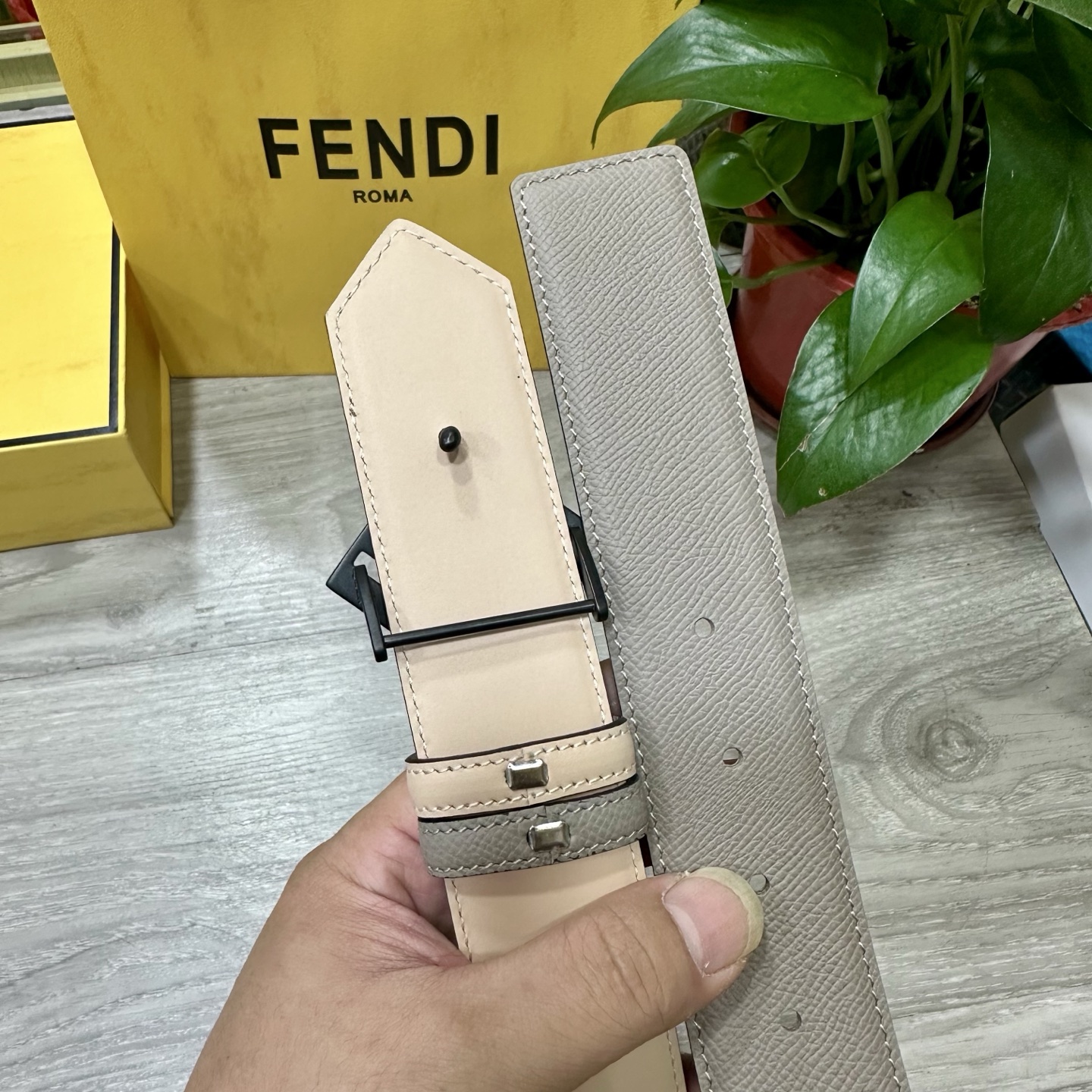 
        FENDl （芬迪）宽40MM双面原版小牛皮 搭配单钌钯电镀扣 完美的手感.油边 出众