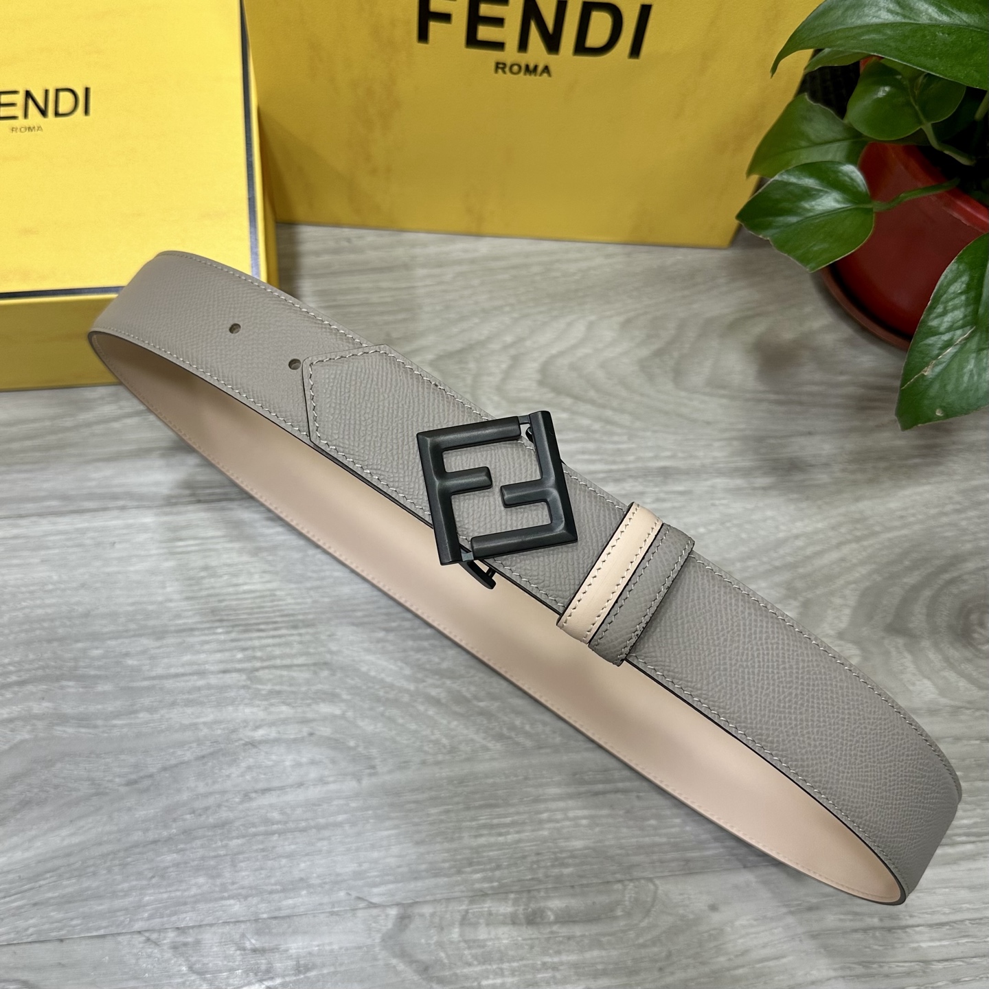 
        FENDl （芬迪）宽40MM双面原版小牛皮 搭配单钌钯电镀扣 完美的手感.油边 出众