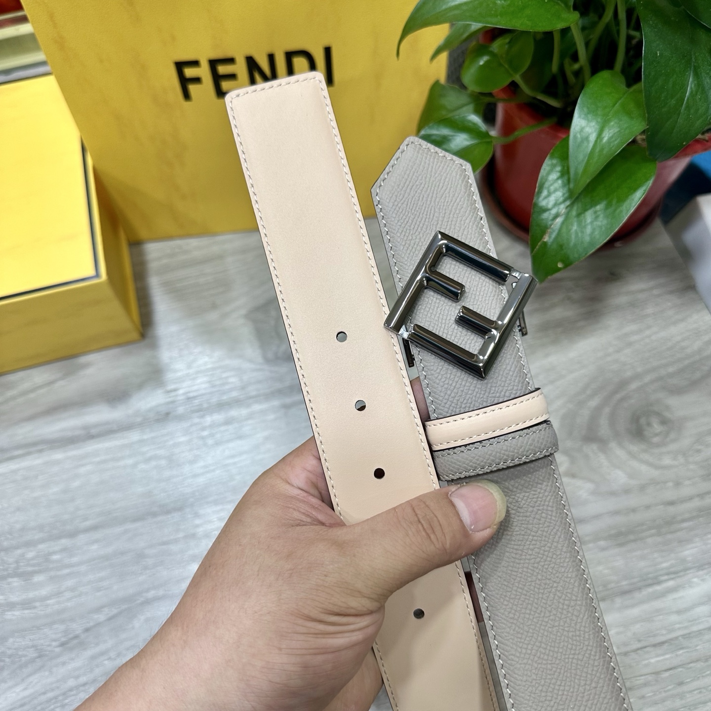 
        FENDl （芬迪）宽40MM双面原版小牛皮 搭配单钌钯电镀扣 完美的手感.油边 出众