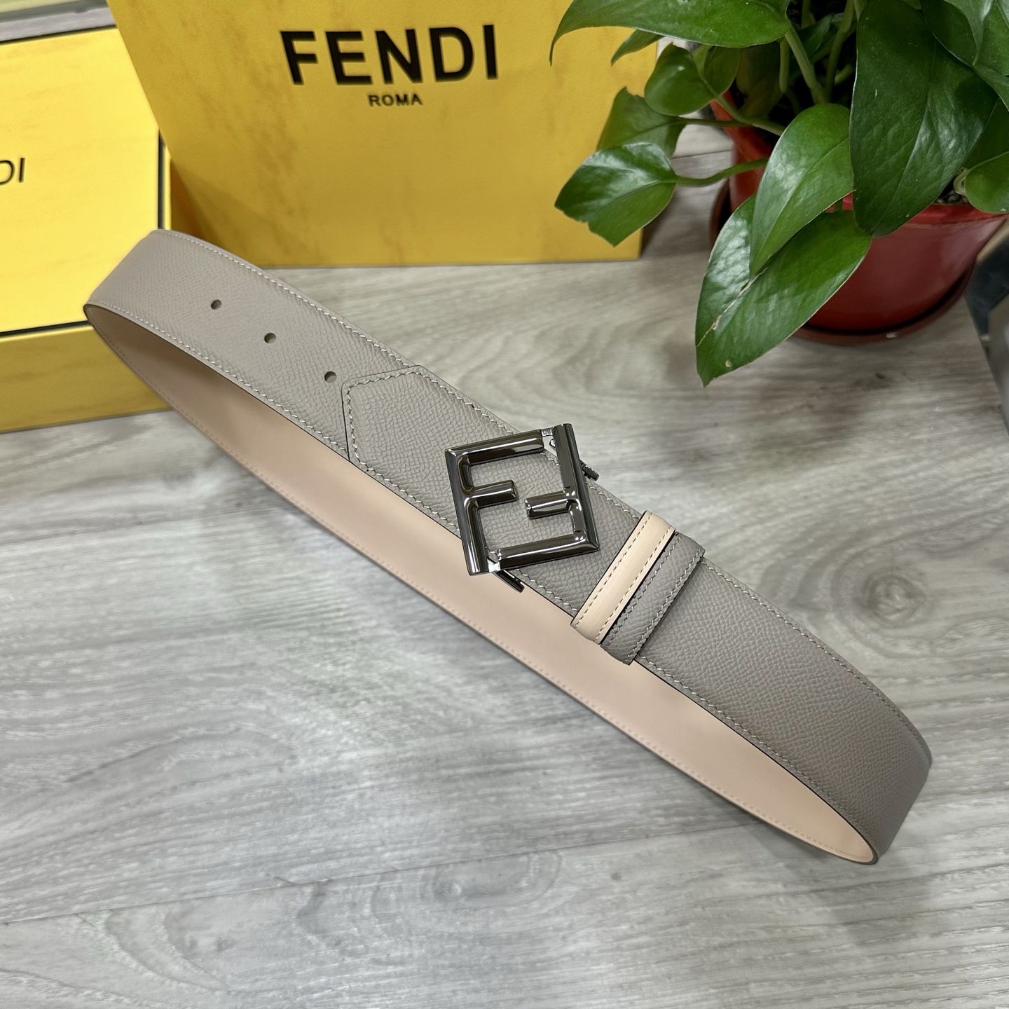 
        FENDl （芬迪）宽40MM双面原版小牛皮 搭配单钌钯电镀扣 完美的手感.油边 出众