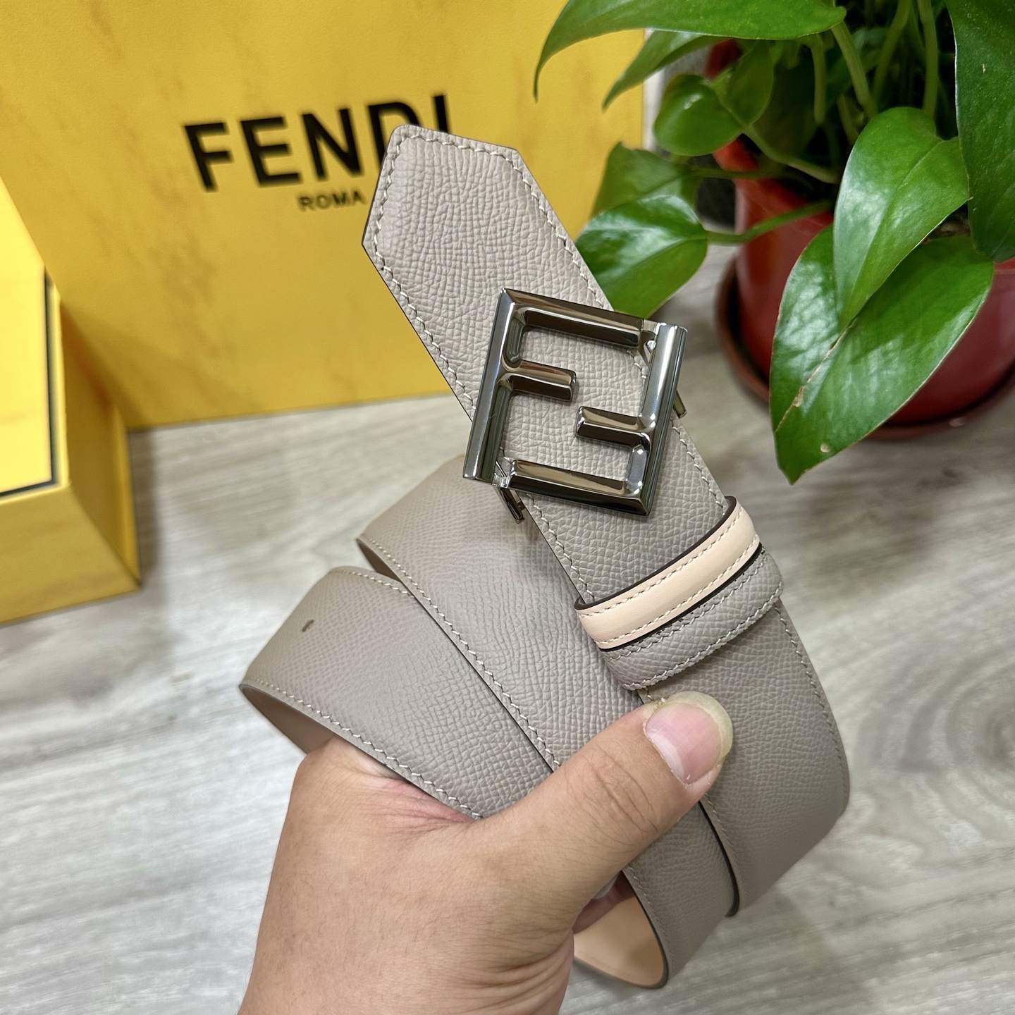 
        FENDl （芬迪）宽40MM双面原版小牛皮 搭配单钌钯电镀扣 完美的手感.油边 出众