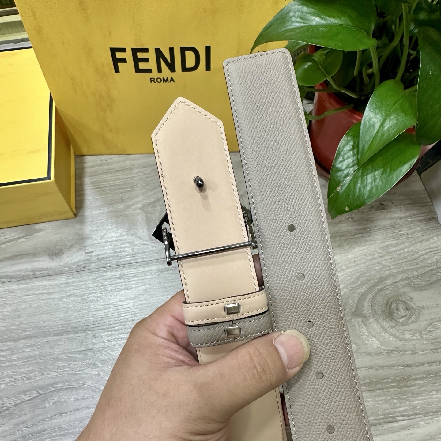 
        FENDl （芬迪）宽40MM双面原版小牛皮 搭配单钌钯电镀扣 完美的手感.油边 出众