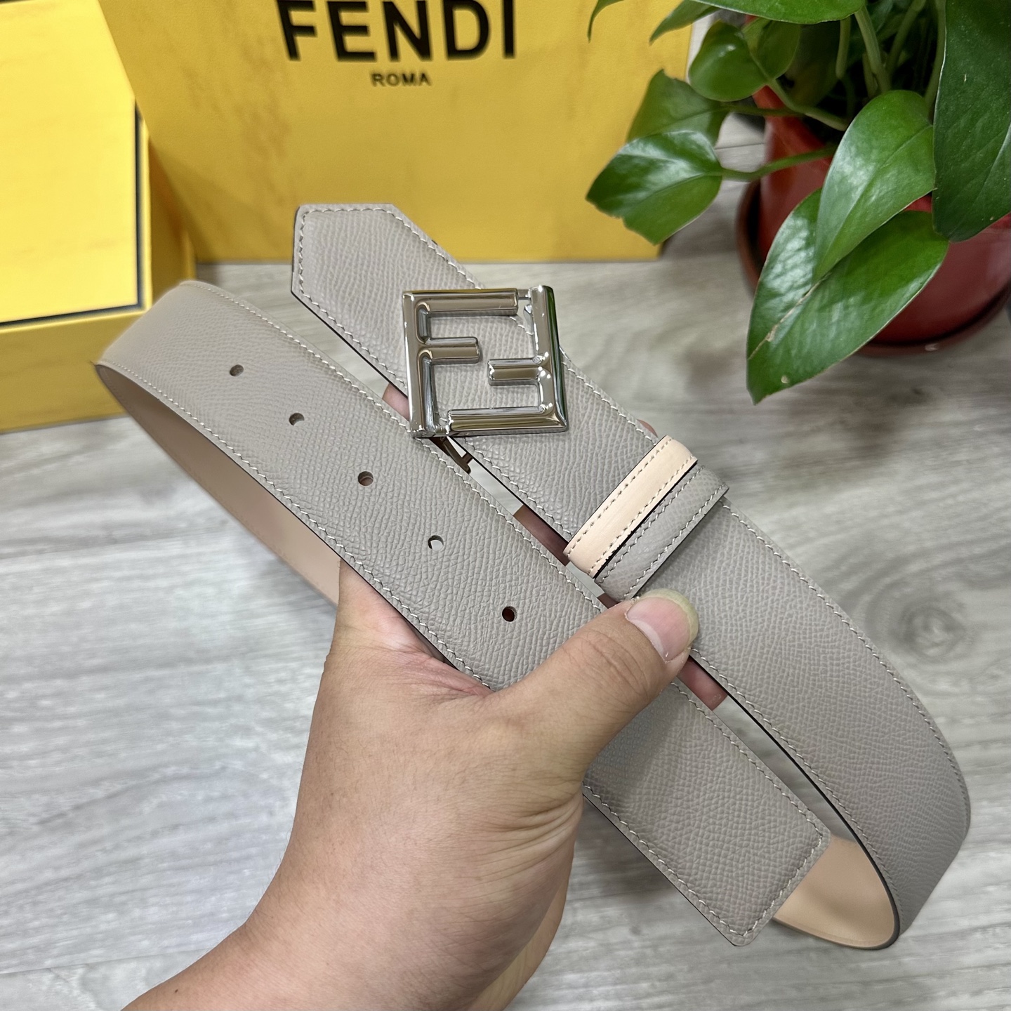 
        FENDl （芬迪）宽40MM双面原版小牛皮 搭配单钌钯电镀扣 完美的手感.油边 出众