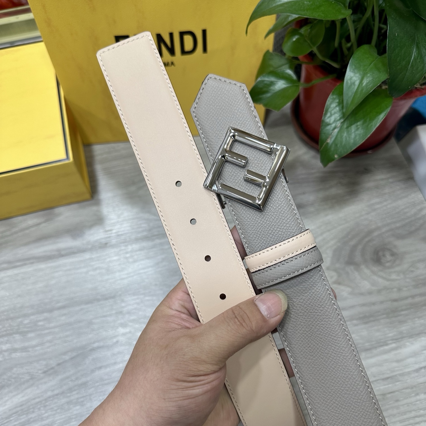 
        FENDl （芬迪）宽40MM双面原版小牛皮 搭配单钌钯电镀扣 完美的手感.油边 出众