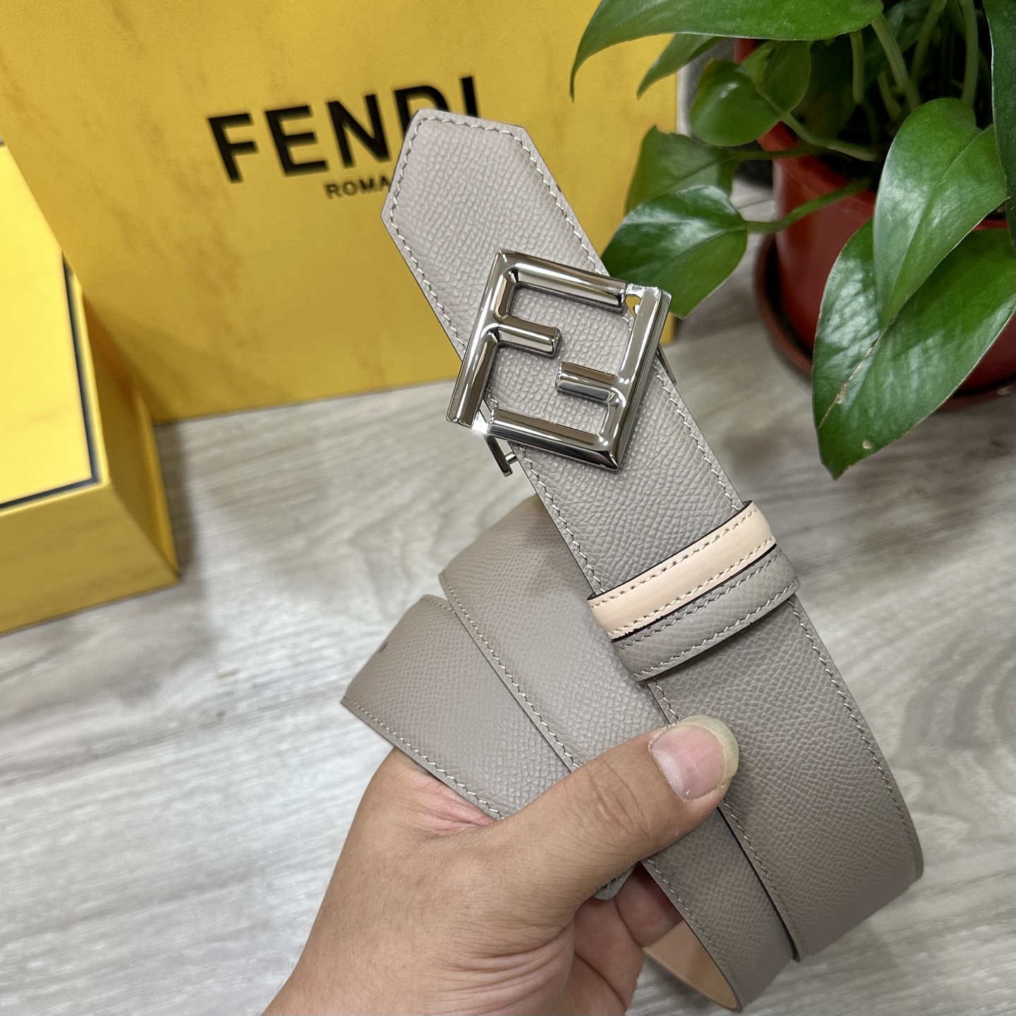 
        FENDl （芬迪）宽40MM双面原版小牛皮 搭配单钌钯电镀扣 完美的手感.油边 出众