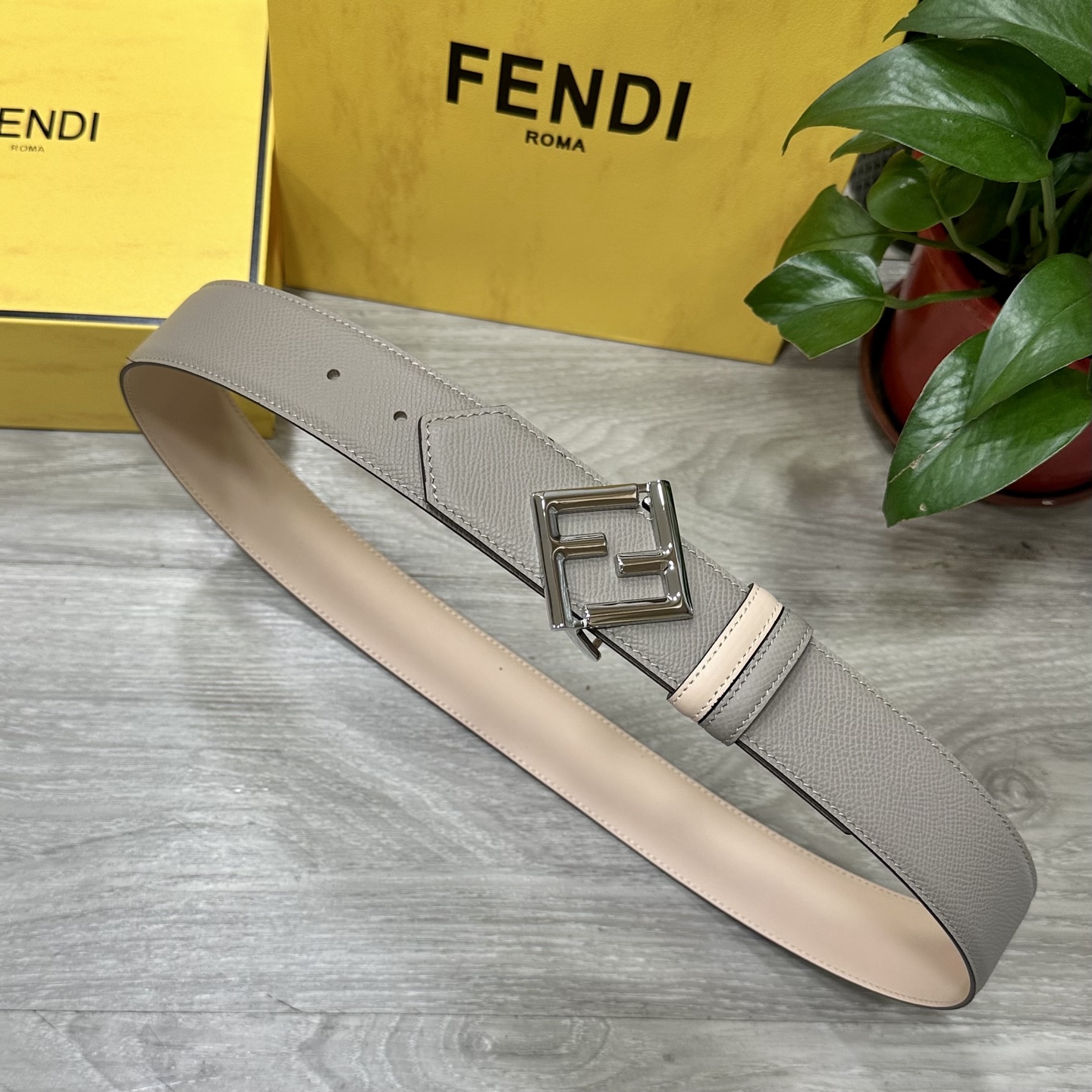 
        FENDl （芬迪）宽40MM双面原版小牛皮 搭配单钌钯电镀扣 完美的手感.油边 出众
