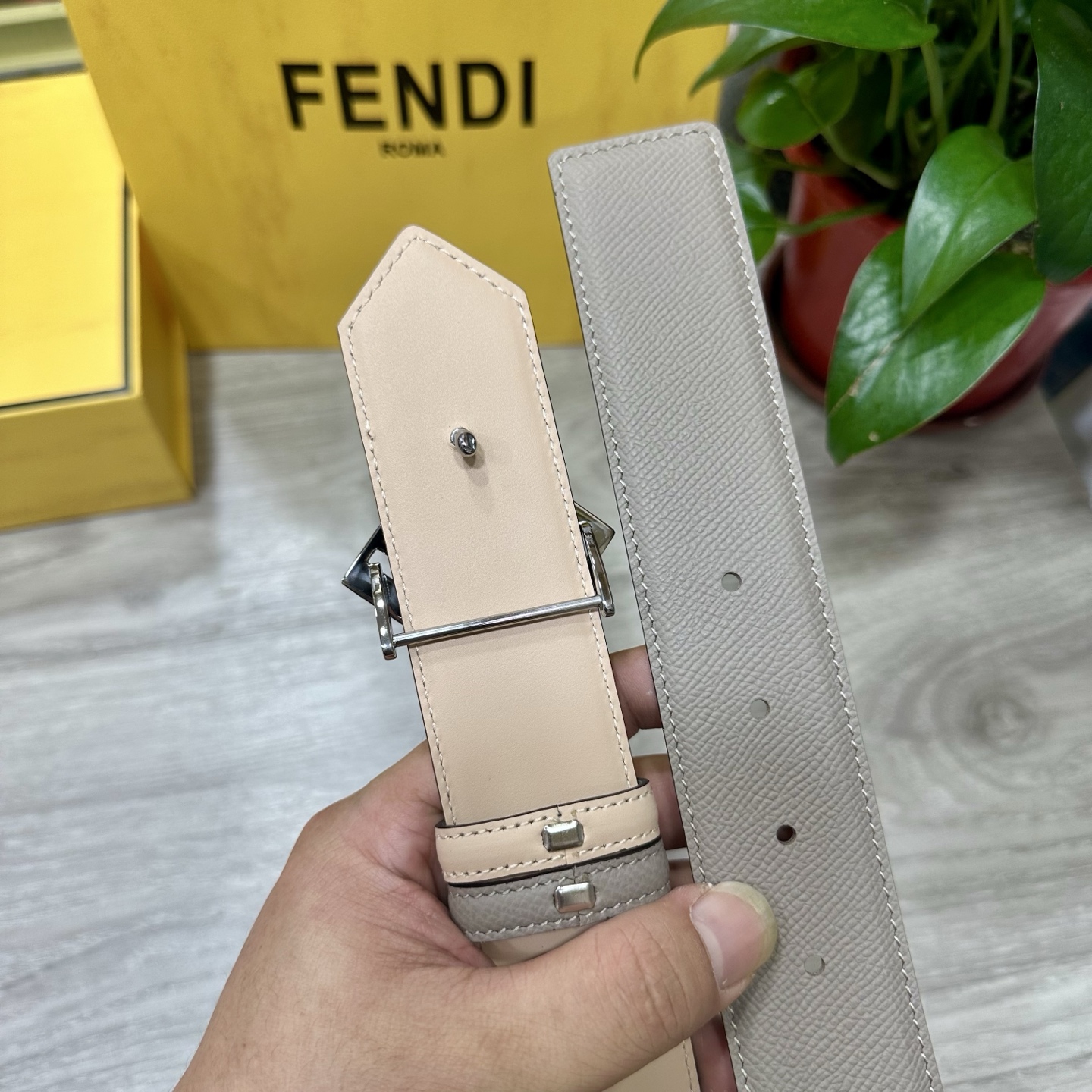 
        FENDl （芬迪）宽40MM双面原版小牛皮 搭配单钌钯电镀扣 完美的手感.油边 出众