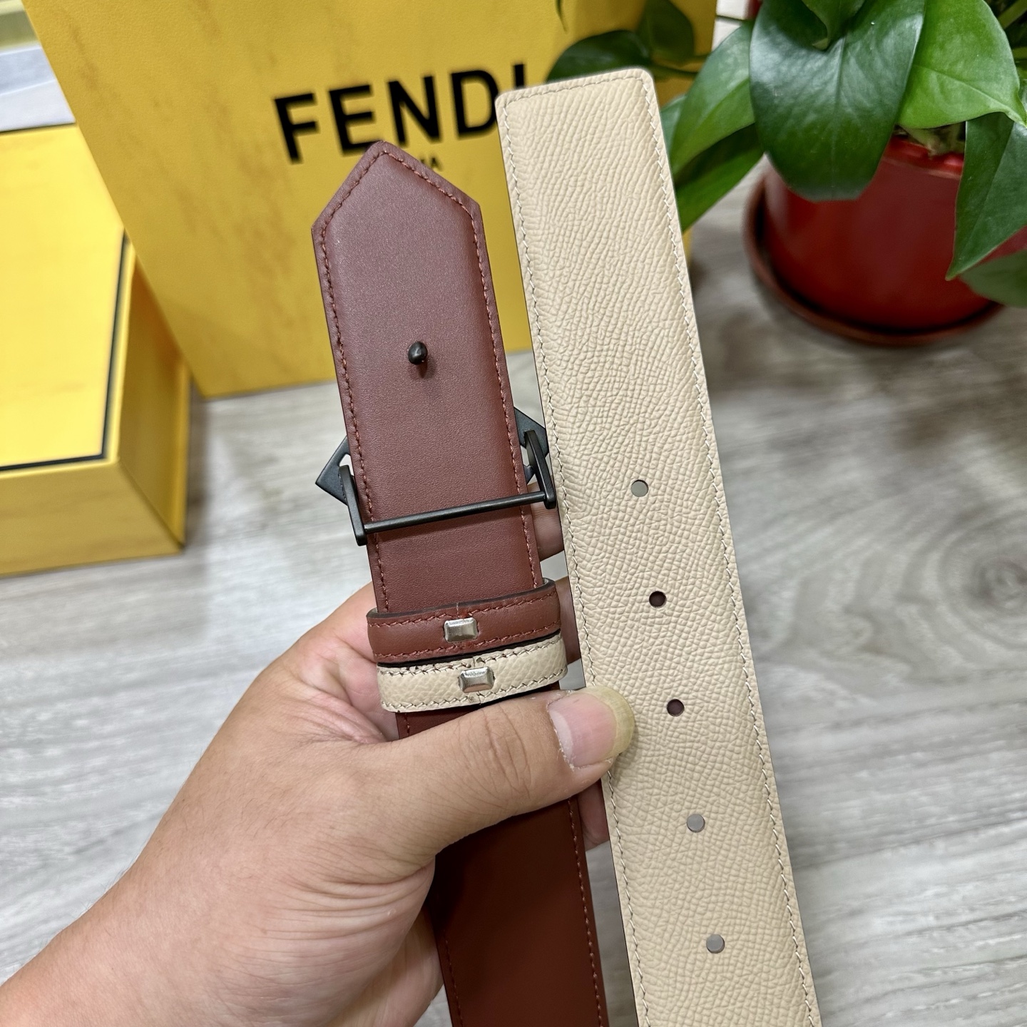 
        FENDl （芬迪）宽40MM双面原版小牛皮 搭配单钌钯电镀扣 完美的手感.油边 出众