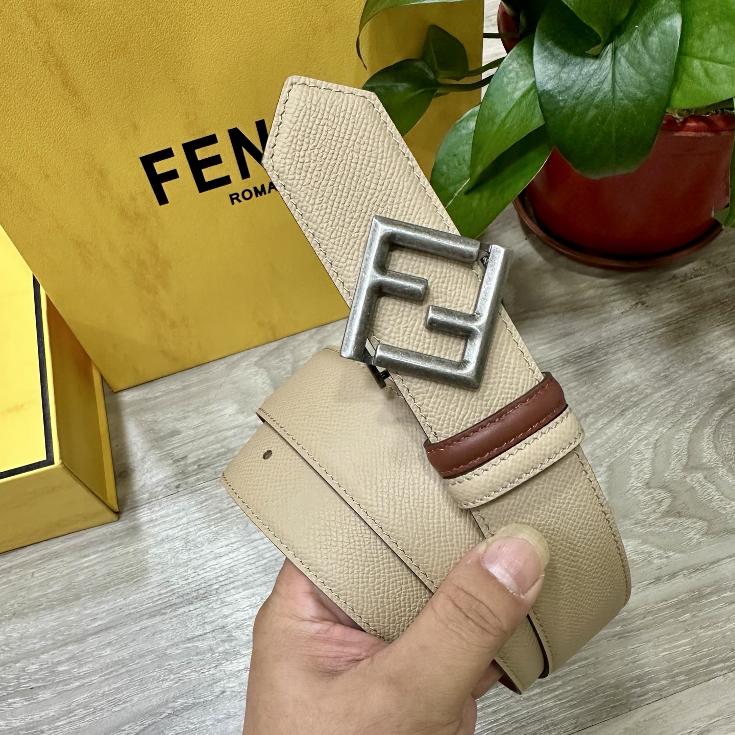 
        FENDl （芬迪）宽40MM双面原版小牛皮 搭配单钌钯电镀扣 完美的手感.油边 出众