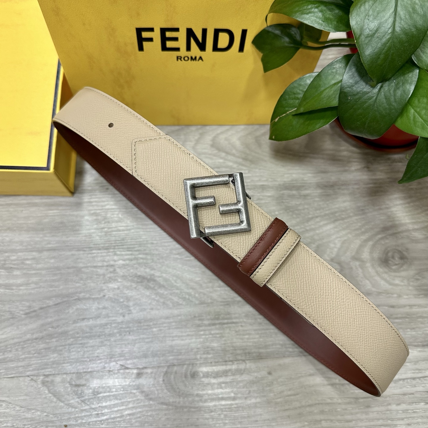 
        FENDl （芬迪）宽40MM双面原版小牛皮 搭配单钌钯电镀扣 完美的手感.油边 出众