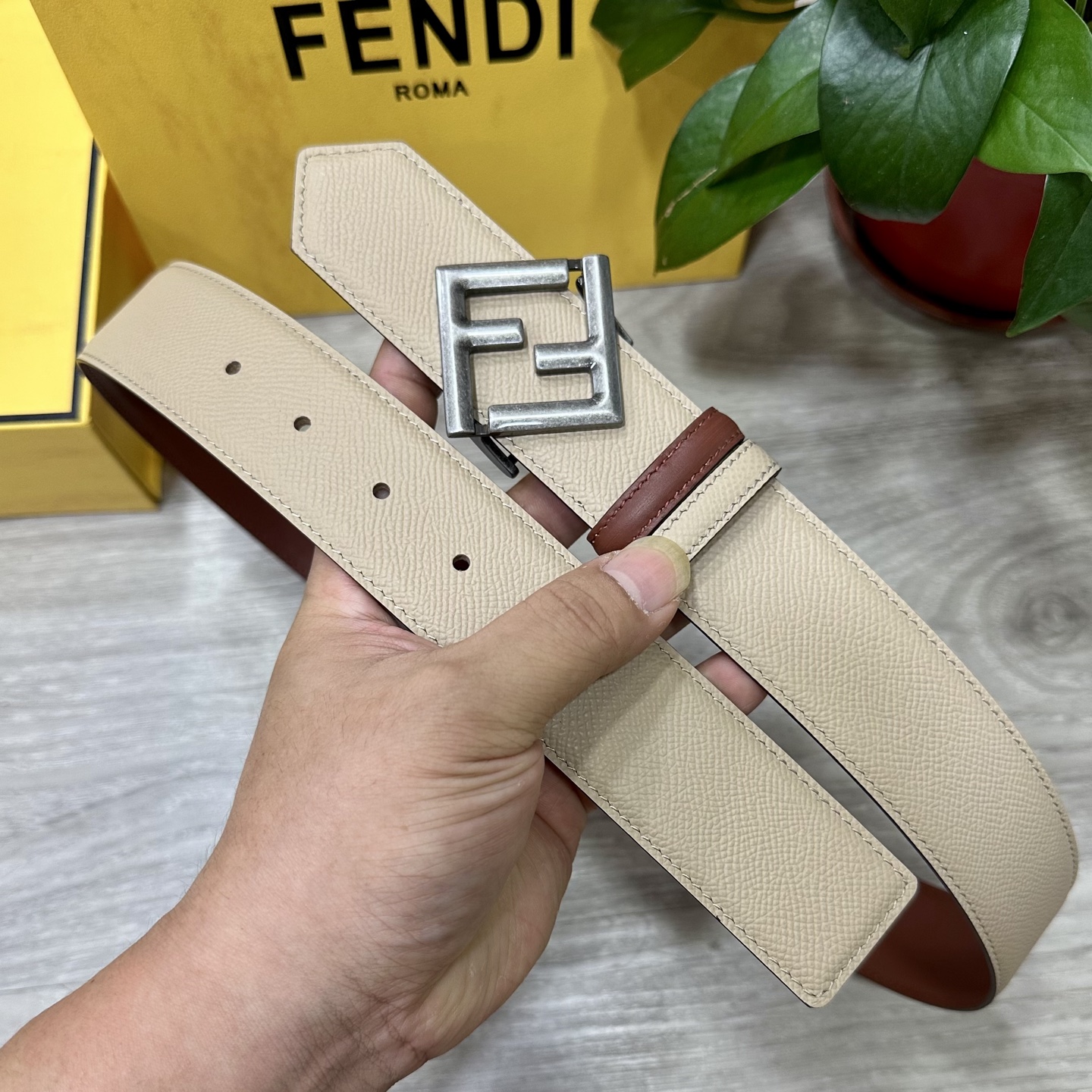 
        FENDl （芬迪）宽40MM双面原版小牛皮 搭配单钌钯电镀扣 完美的手感.油边 出众