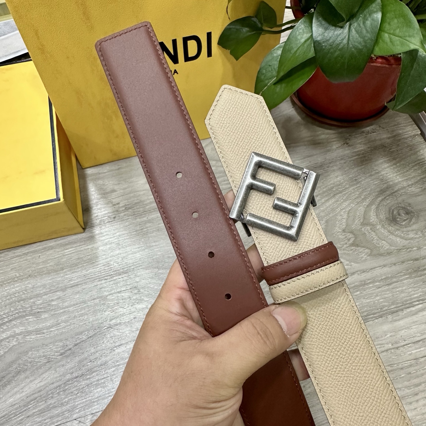 
        FENDl （芬迪）宽40MM双面原版小牛皮 搭配单钌钯电镀扣 完美的手感.油边 出众