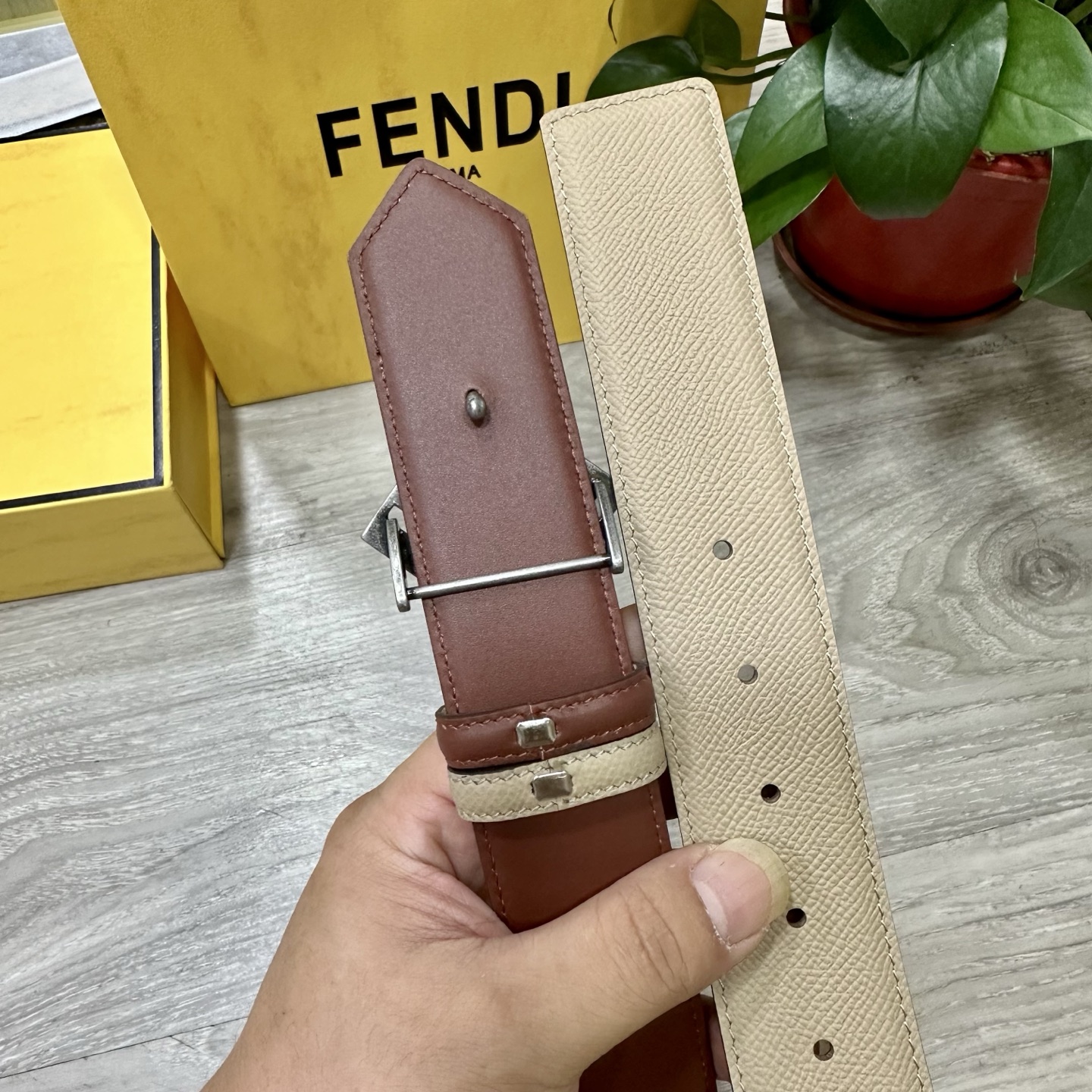
        FENDl （芬迪）宽40MM双面原版小牛皮 搭配单钌钯电镀扣 完美的手感.油边 出众