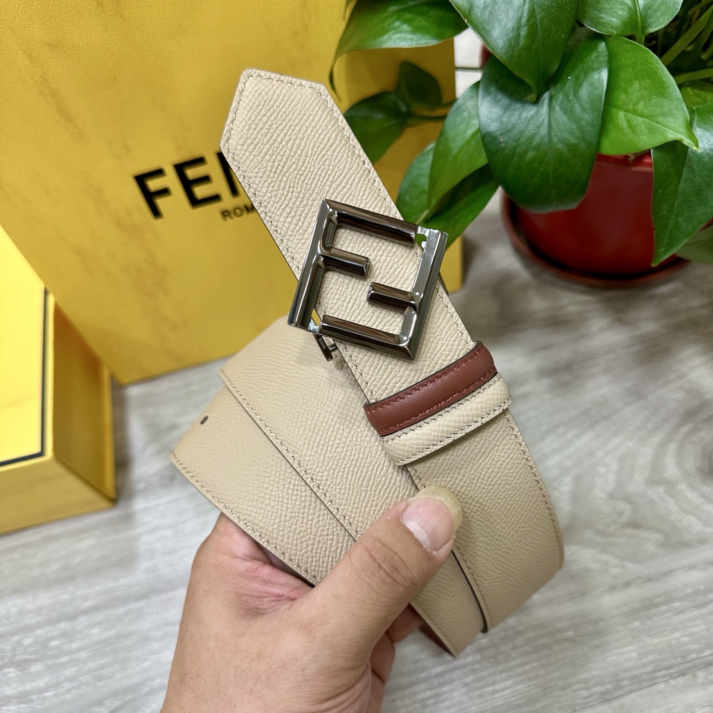 
        FENDl （芬迪）宽40MM双面原版小牛皮 搭配单钌钯电镀扣 完美的手感.油边 出众