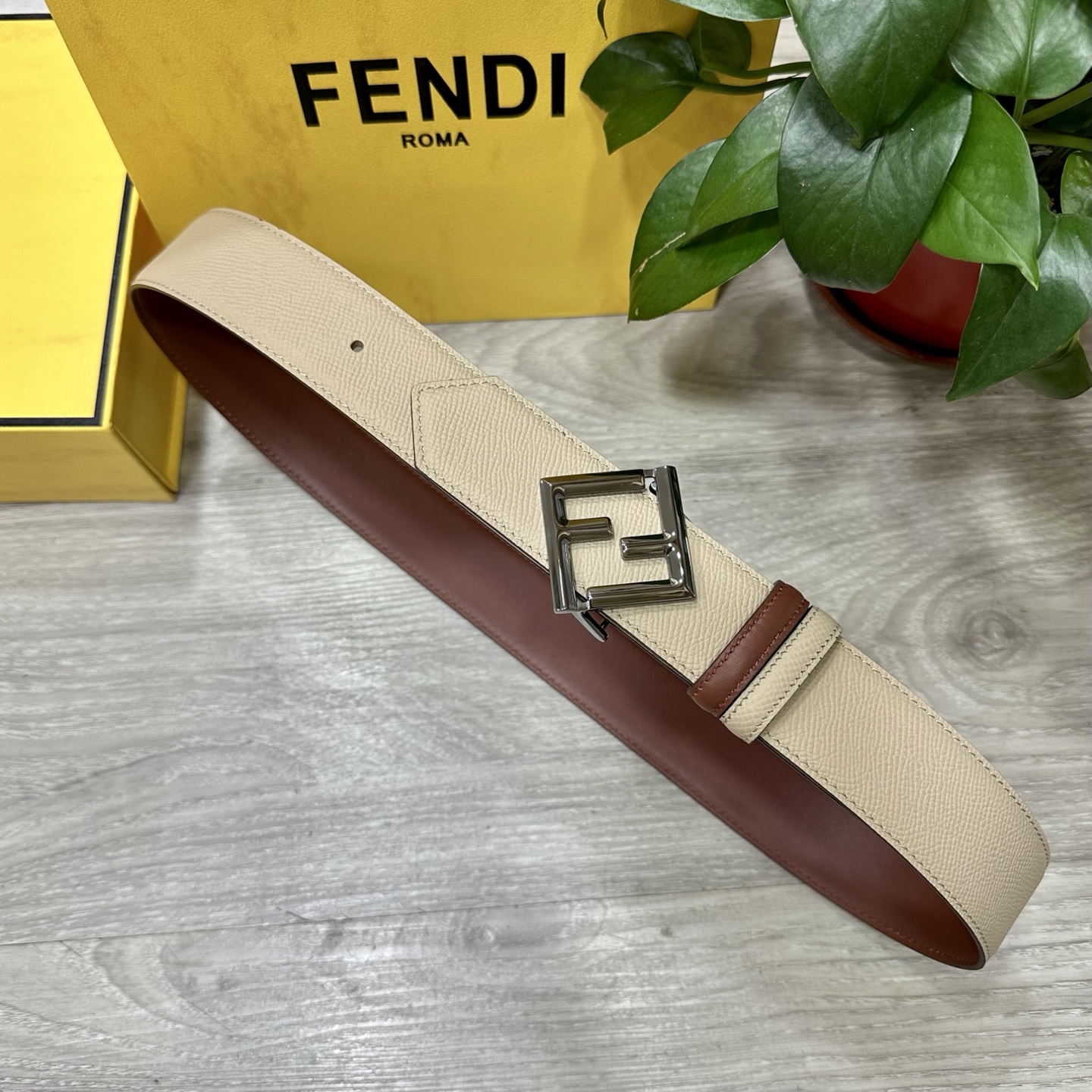 
        FENDl （芬迪）宽40MM双面原版小牛皮 搭配单钌钯电镀扣 完美的手感.油边 出众