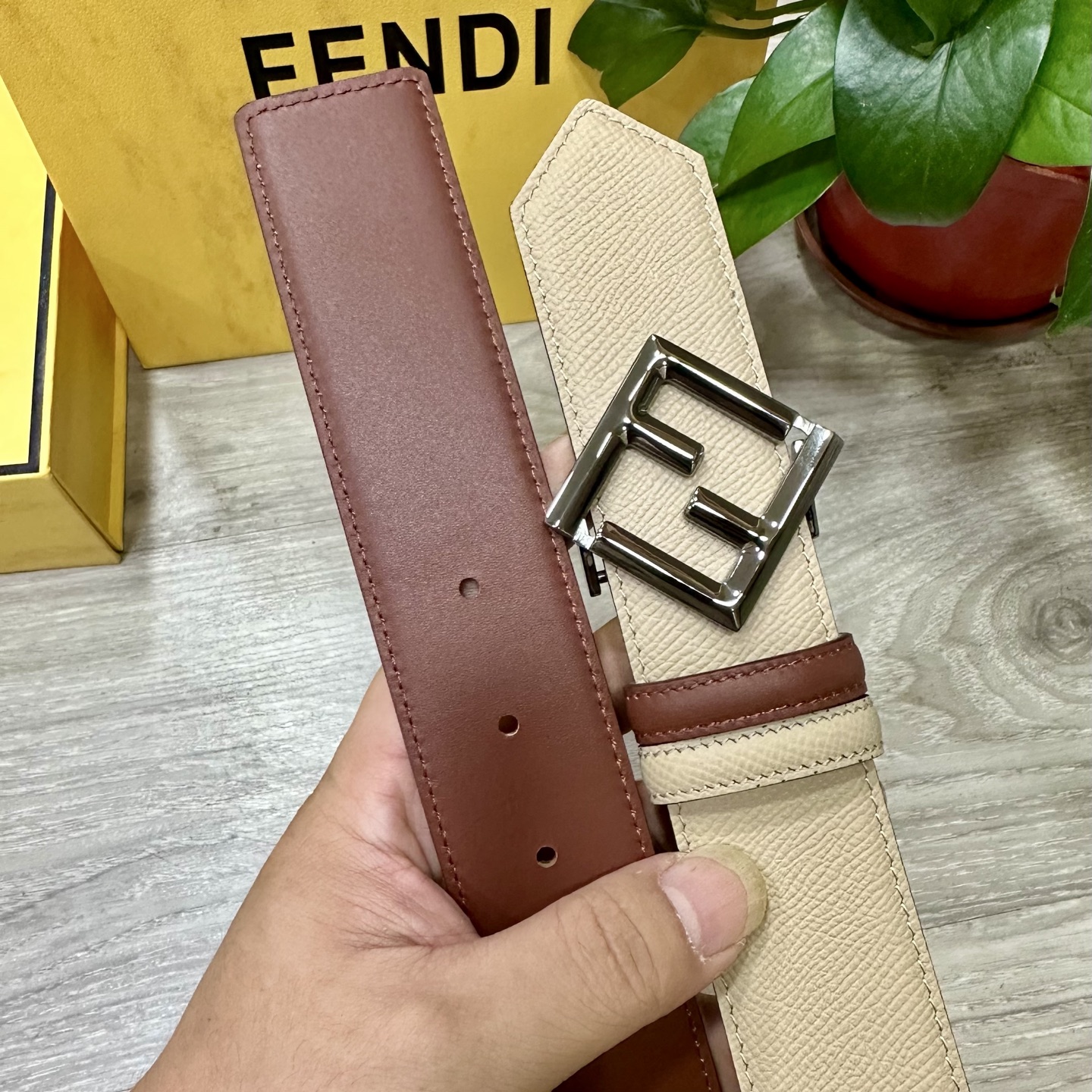
        FENDl （芬迪）宽40MM双面原版小牛皮 搭配单钌钯电镀扣 完美的手感.油边 出众