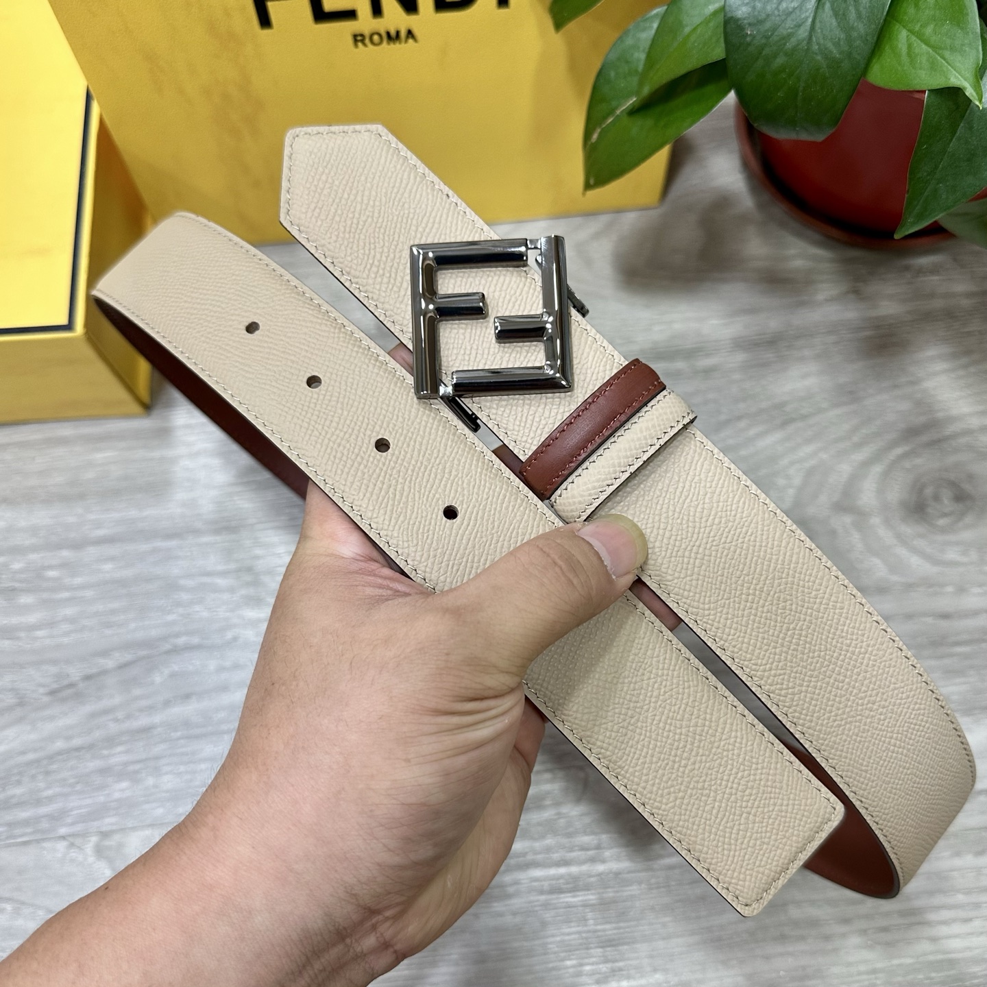 
        FENDl （芬迪）宽40MM双面原版小牛皮 搭配单钌钯电镀扣 完美的手感.油边 出众