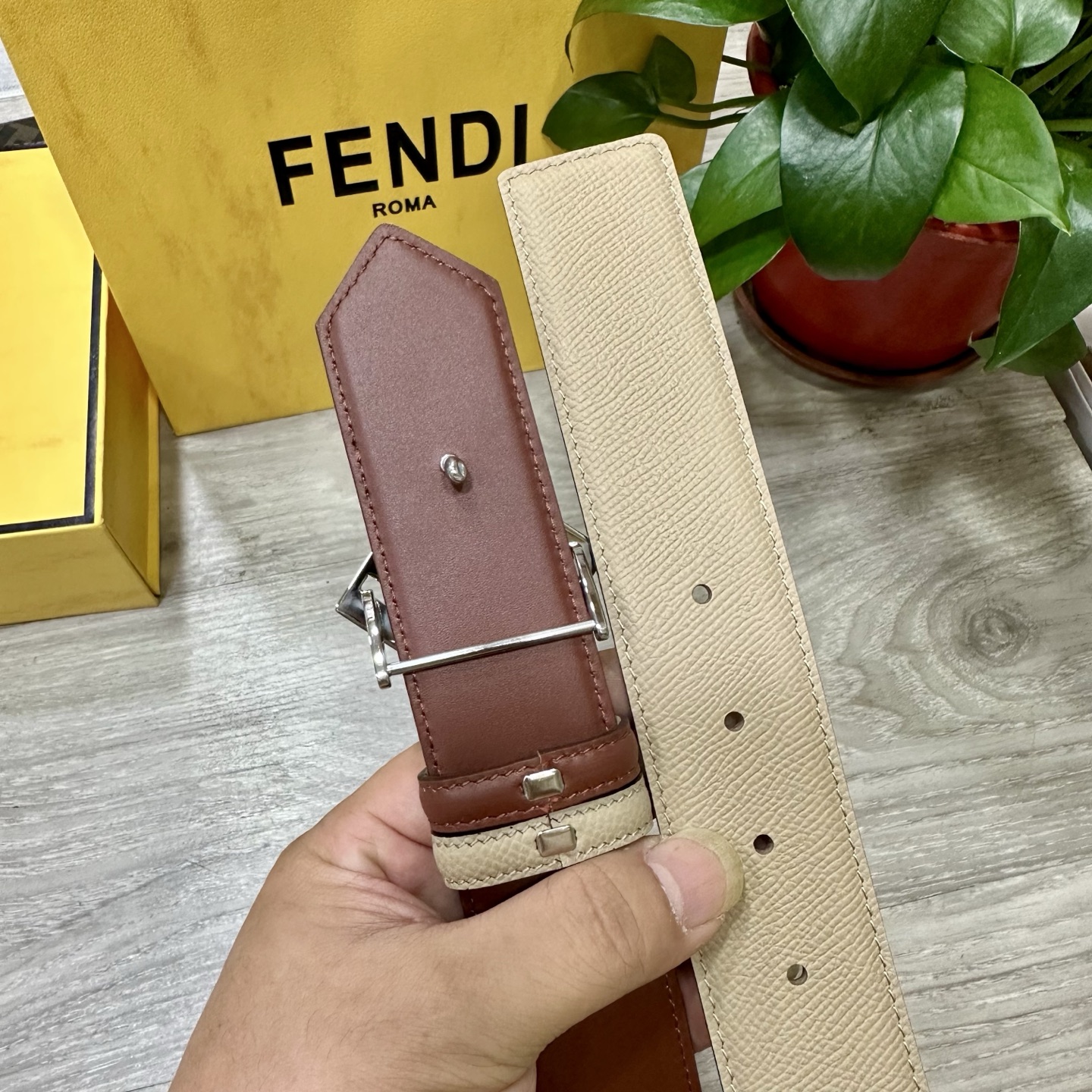
        FENDl （芬迪）宽40MM双面原版小牛皮 搭配单钌钯电镀扣 完美的手感.油边 出众