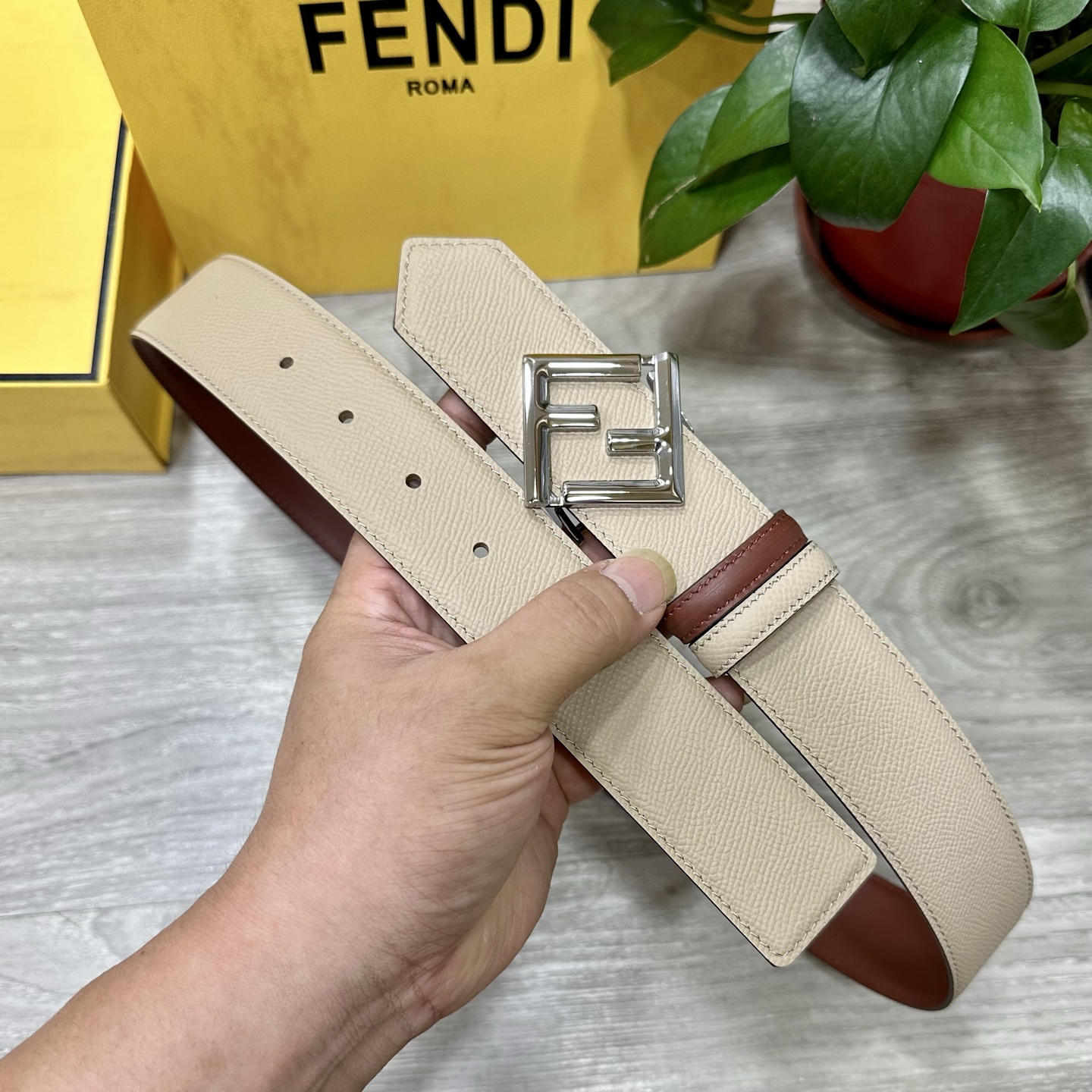 
        FENDl （芬迪）宽40MM双面原版小牛皮 搭配单钌钯电镀扣 完美的手感.油边 出众