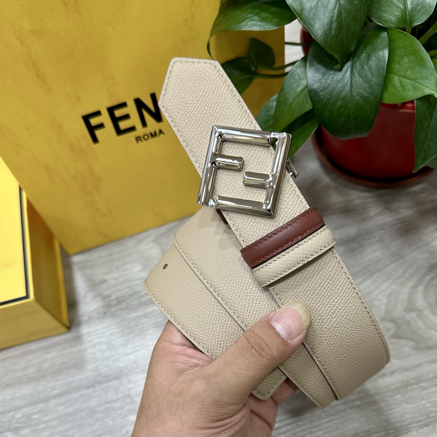 
        FENDl （芬迪）宽40MM双面原版小牛皮 搭配单钌钯电镀扣 完美的手感.油边 出众