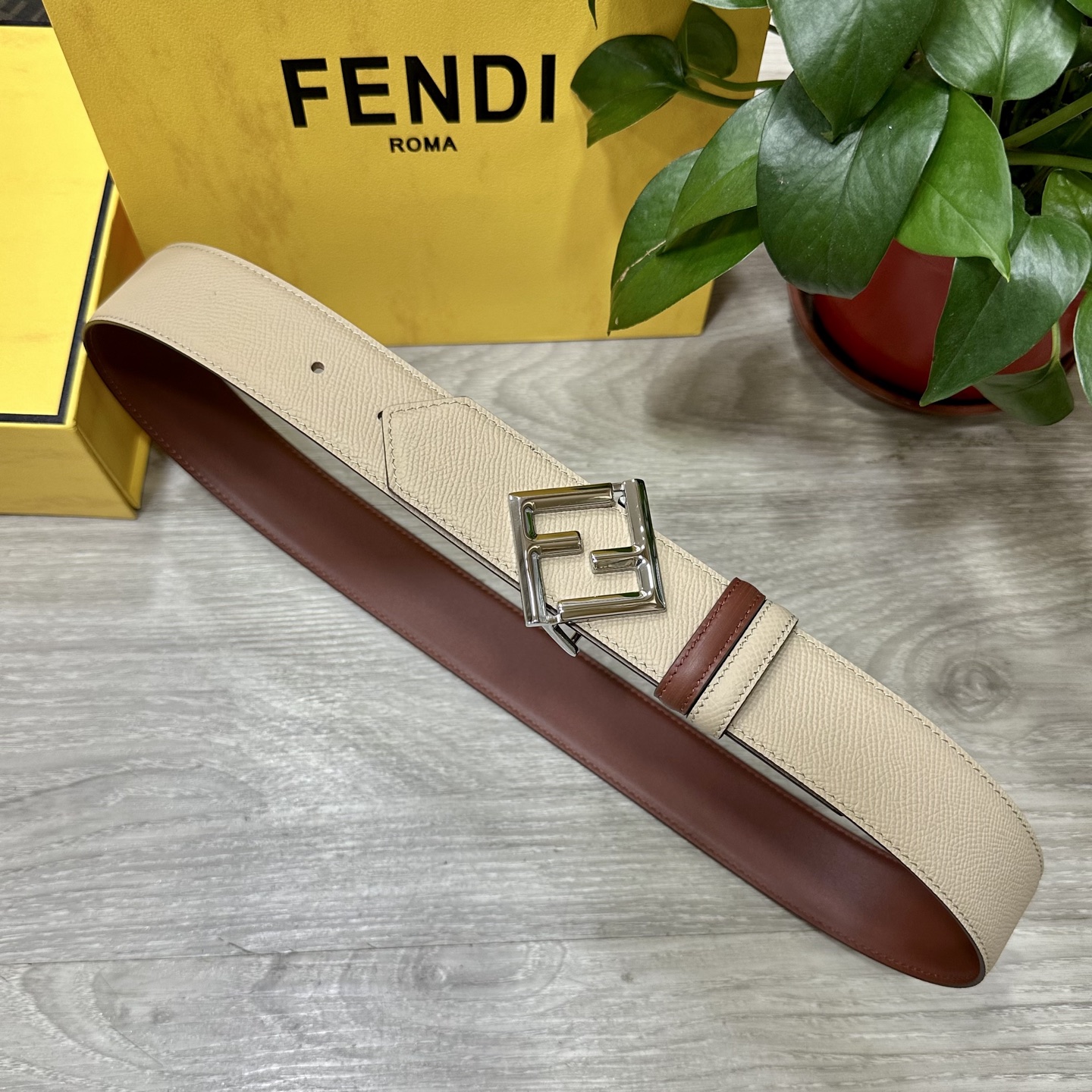 
        FENDl （芬迪）宽40MM双面原版小牛皮 搭配单钌钯电镀扣 完美的手感.油边 出众