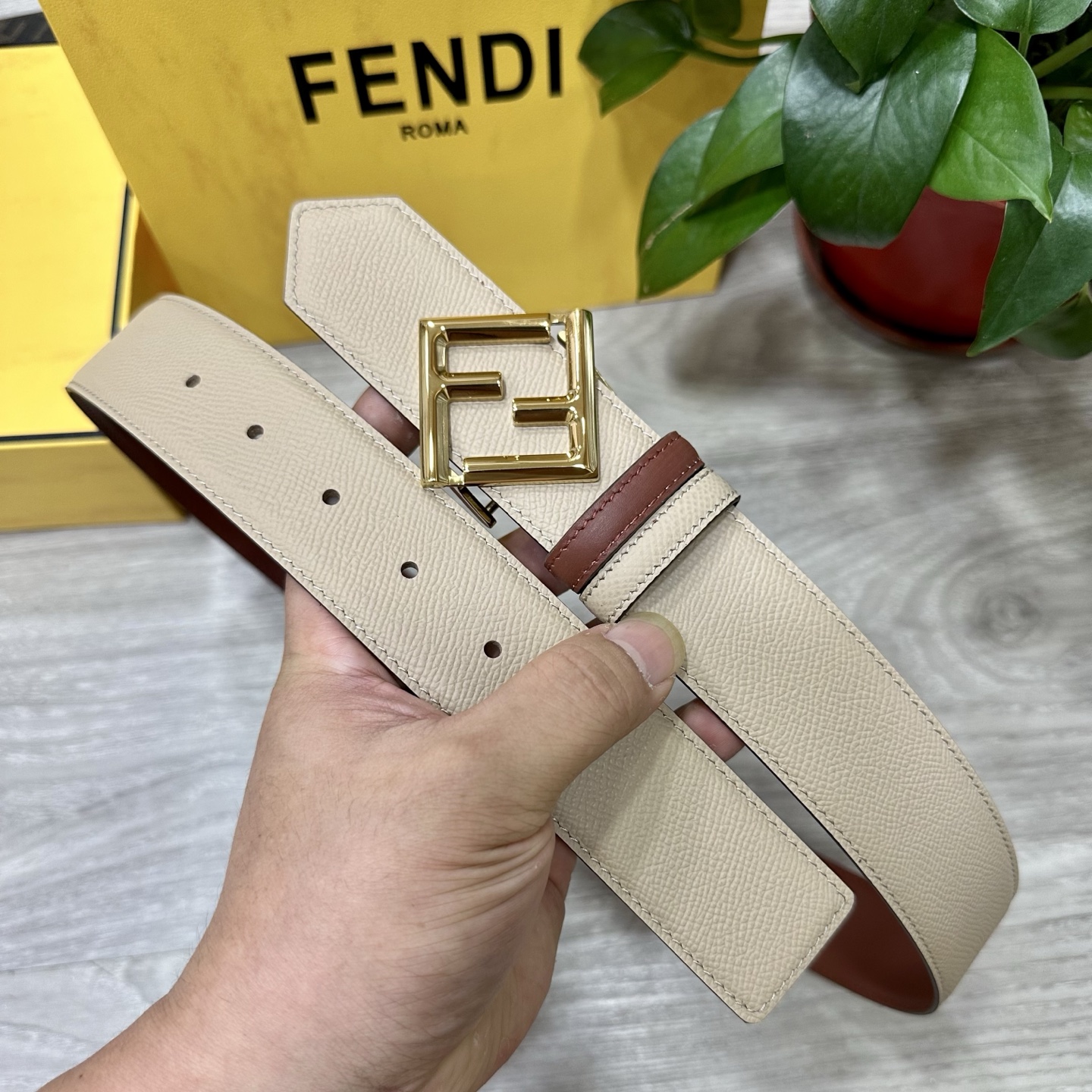 
        FENDl （芬迪）宽40MM双面原版小牛皮 搭配单钌钯电镀扣 完美的手感.油边 出众