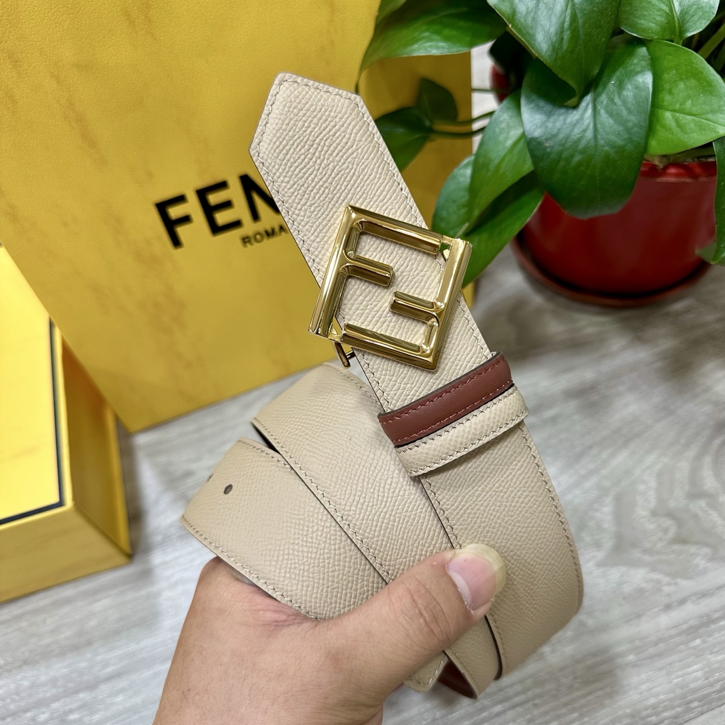 
        FENDl （芬迪）宽40MM双面原版小牛皮 搭配单钌钯电镀扣 完美的手感.油边 出众