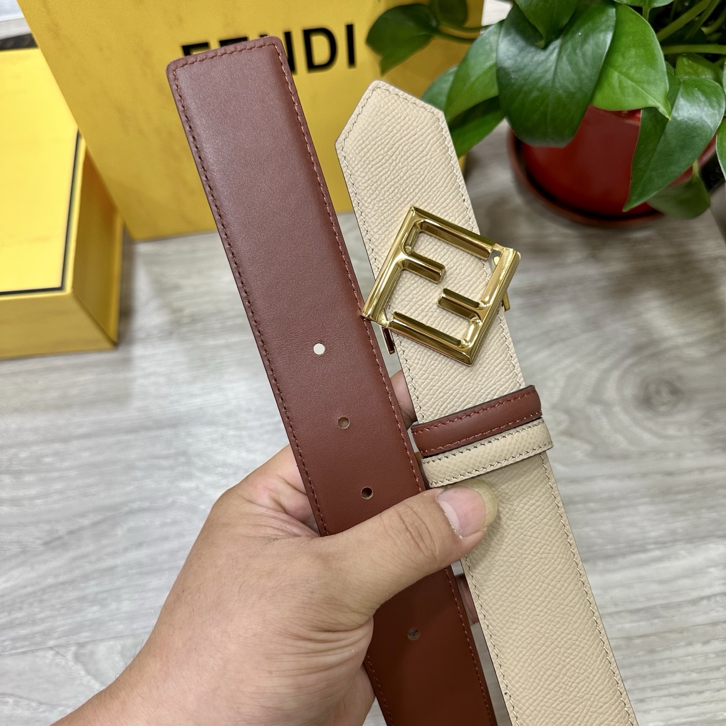 
        FENDl （芬迪）宽40MM双面原版小牛皮 搭配单钌钯电镀扣 完美的手感.油边 出众