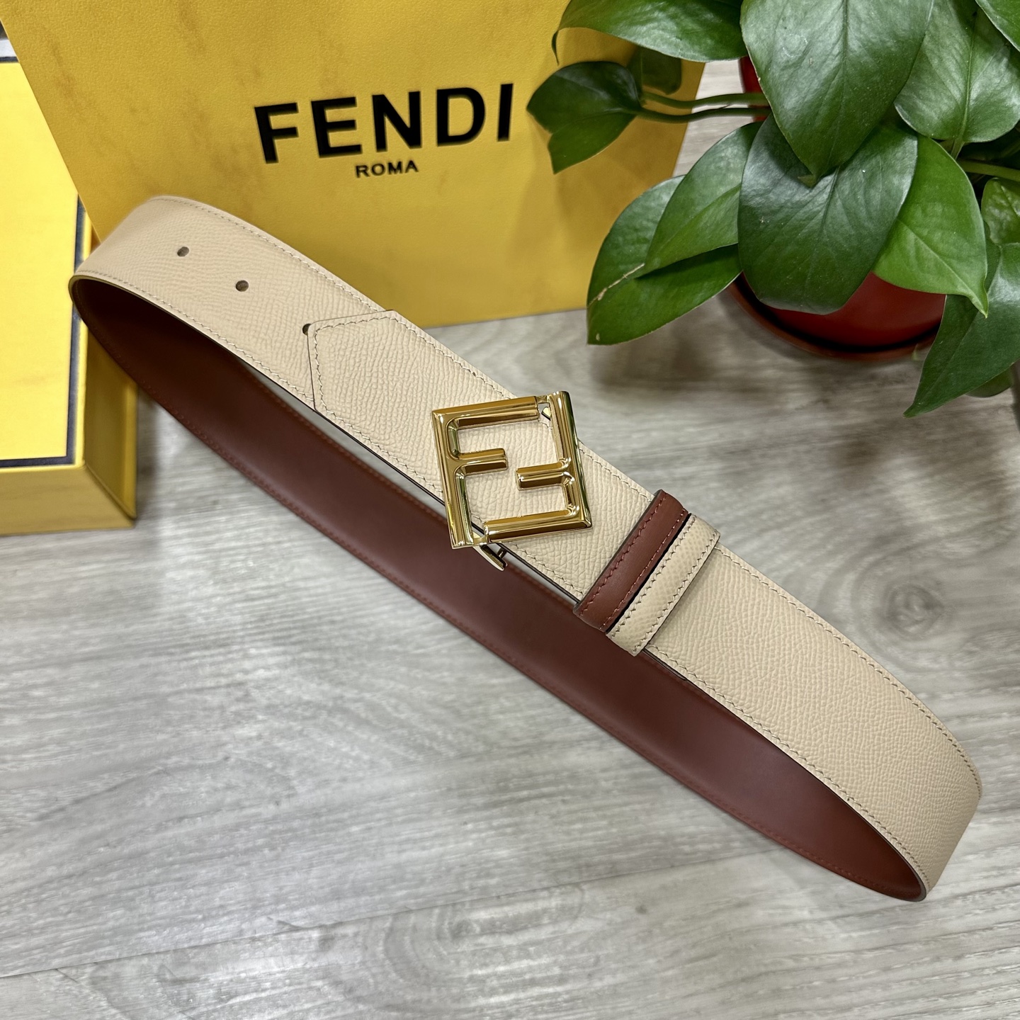 
        FENDl （芬迪）宽40MM双面原版小牛皮 搭配单钌钯电镀扣 完美的手感.油边 出众
