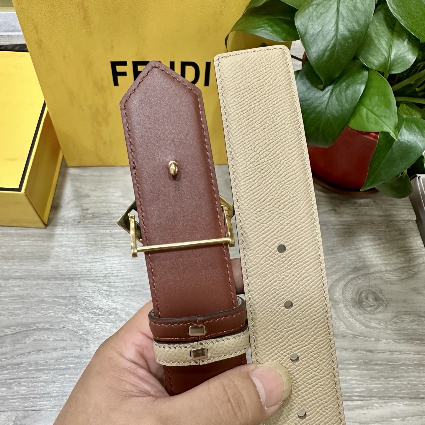 
        FENDl （芬迪）宽40MM双面原版小牛皮 搭配单钌钯电镀扣 完美的手感.油边 出众