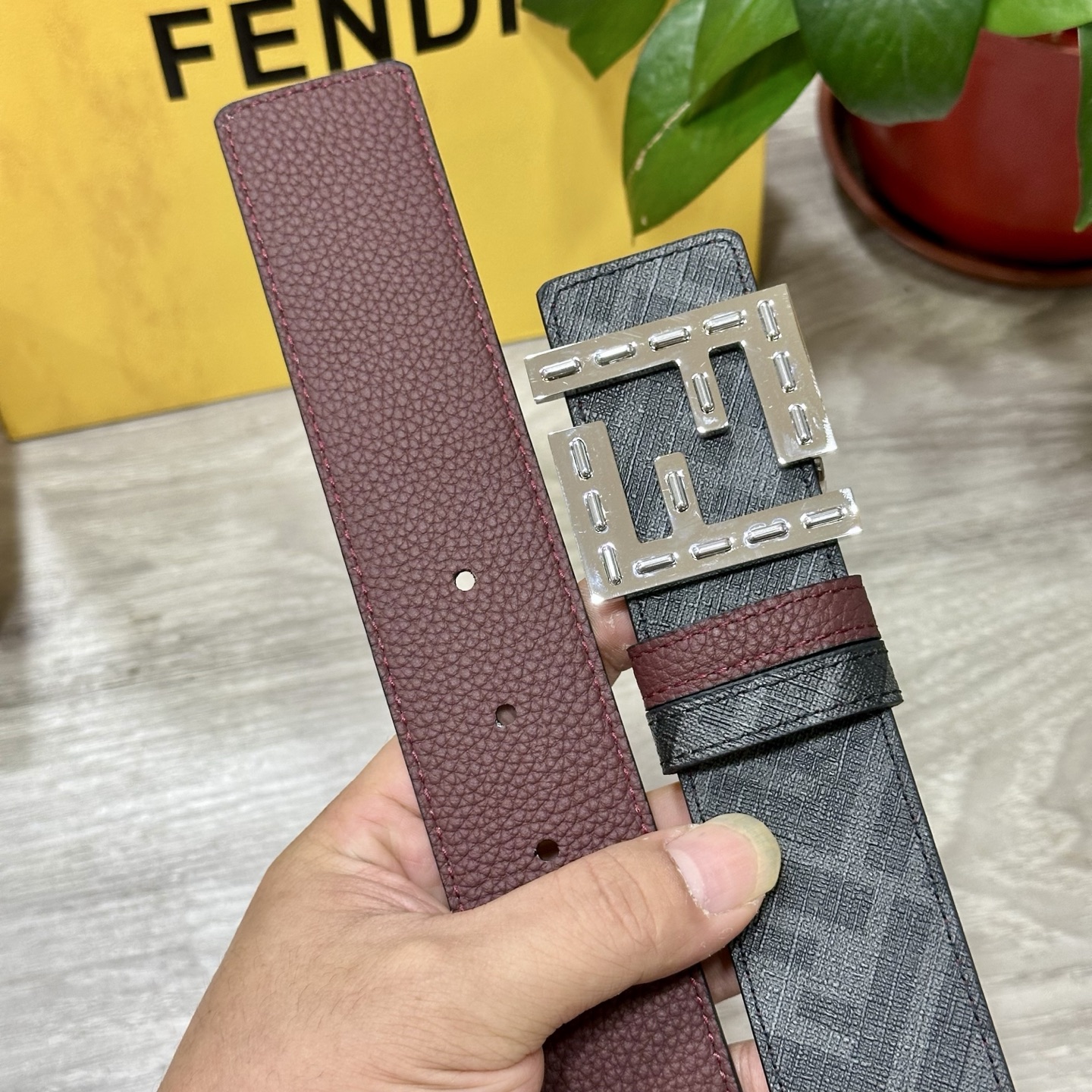 🅿️180   FENDI（芬迪）专柜同款 宽4.0CM 双环正反用腰带 FF按钉搭扣 酒红色Cuoio  Romano皮革材质 反面面料带有烟草黄和黑色FF图案 黑色珐琅金属饰面 时尚经典 百搭款
