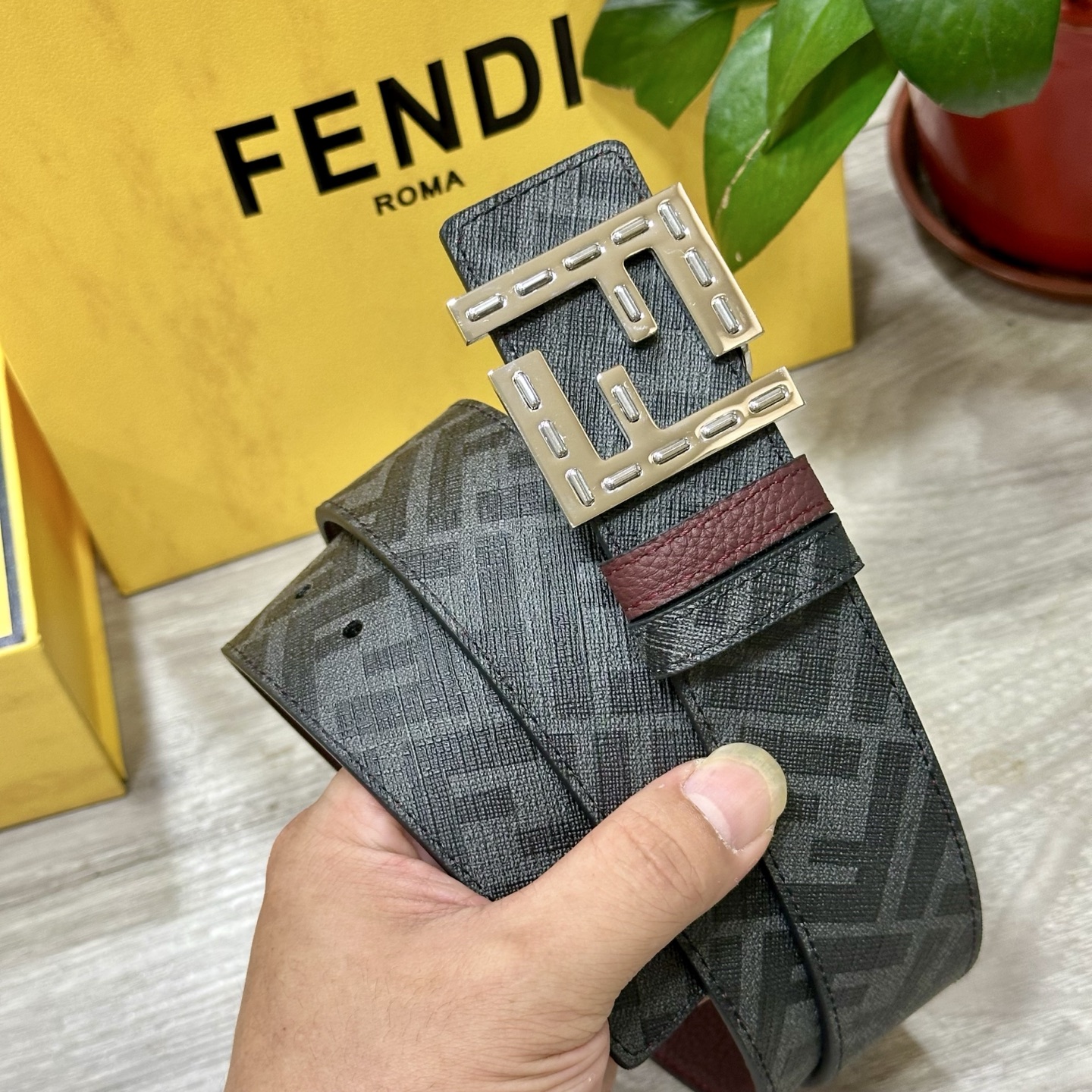🅿️180   FENDI（芬迪）专柜同款 宽4.0CM 双环正反用腰带 FF按钉搭扣 酒红色Cuoio  Romano皮革材质 反面面料带有烟草黄和黑色FF图案 黑色珐琅金属饰面 时尚经典 百搭款