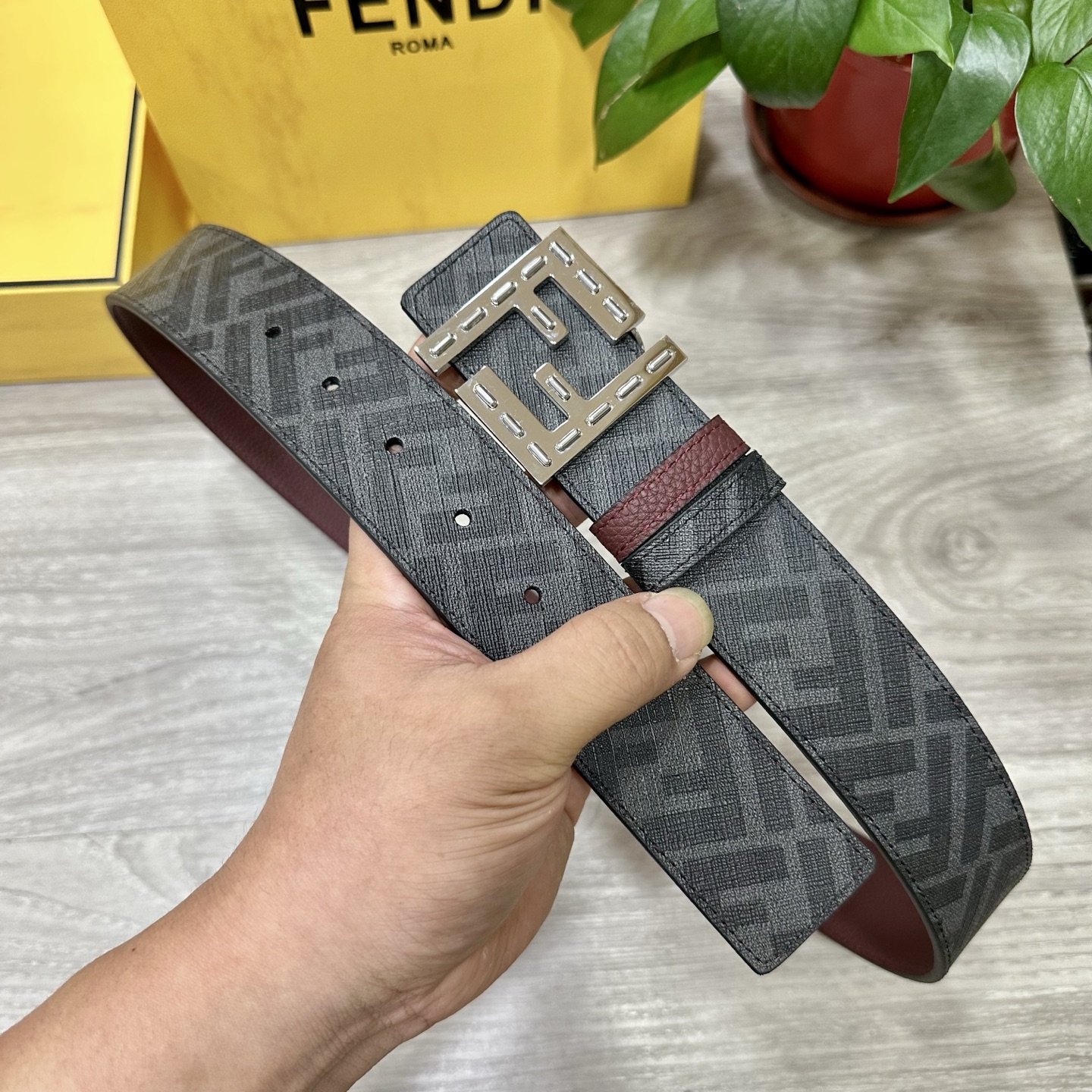 🅿️180   FENDI（芬迪）专柜同款 宽4.0CM 双环正反用腰带 FF按钉搭扣 酒红色Cuoio  Romano皮革材质 反面面料带有烟草黄和黑色FF图案 黑色珐琅金属饰面 时尚经典 百搭款