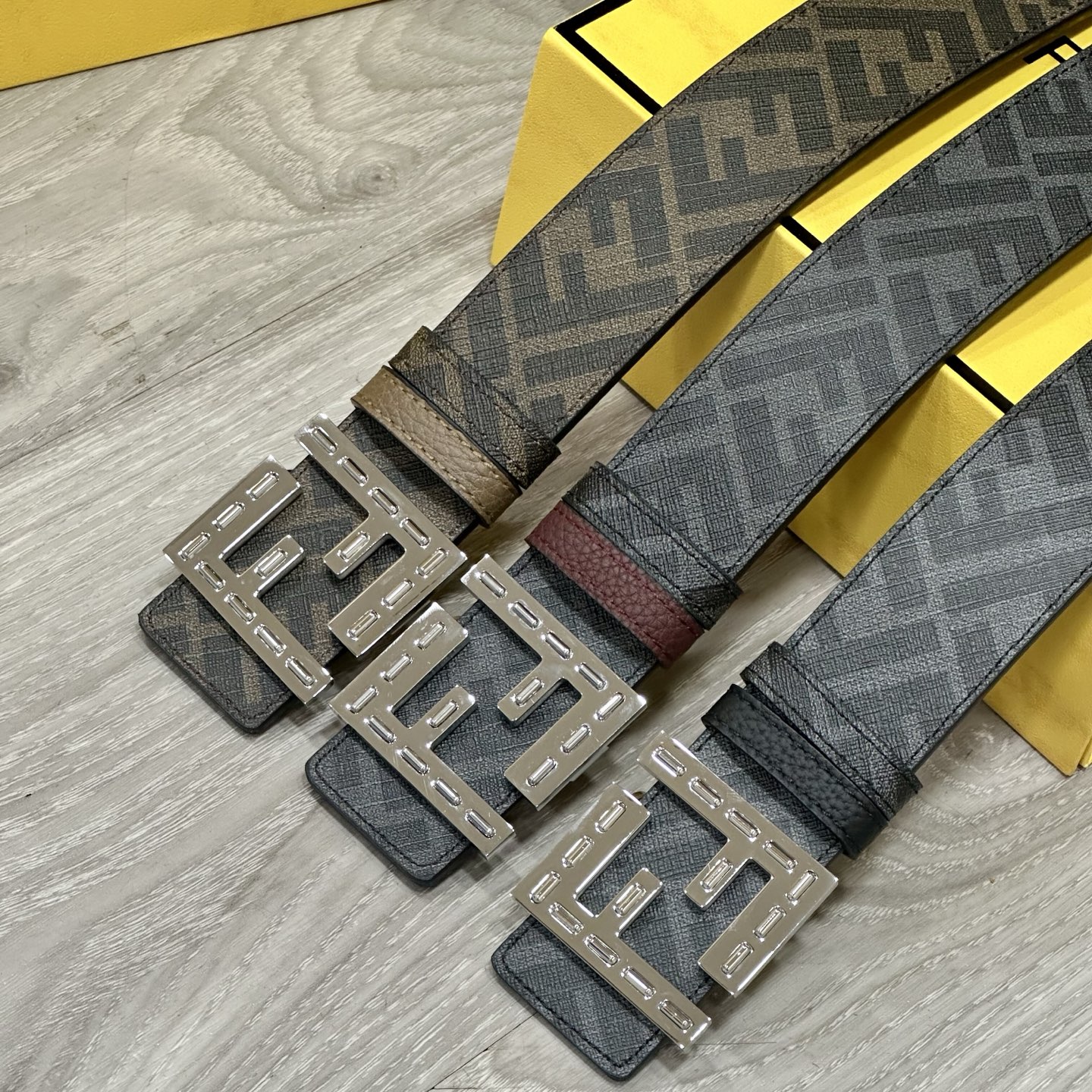 🅿️180   FENDI（芬迪）专柜同款 宽4.0CM 双环正反用腰带 FF按钉搭扣 酒红色Cuoio  Romano皮革材质 反面面料带有烟草黄和黑色FF图案 黑色珐琅金属饰面 时尚经典 百搭款