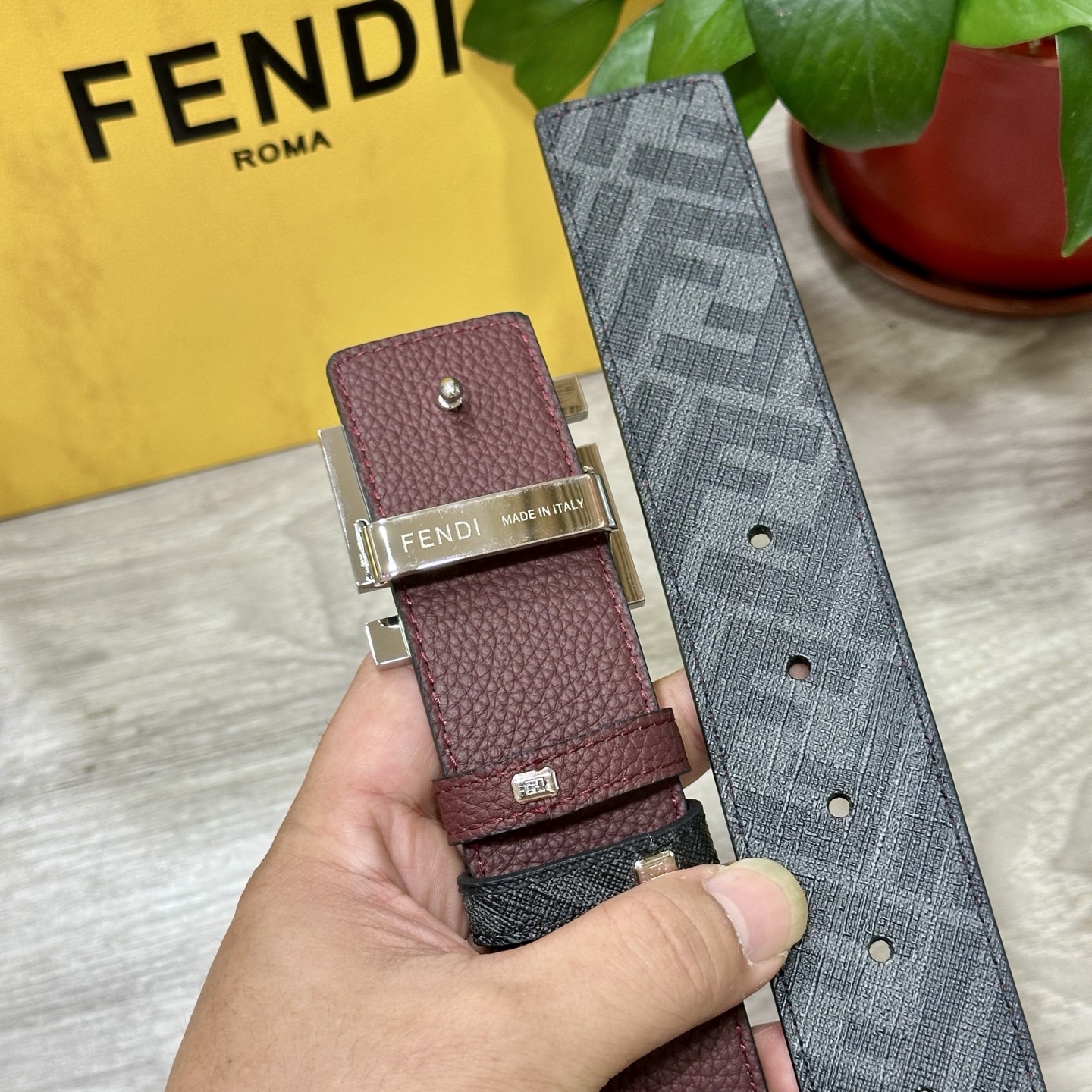 🅿️180   FENDI（芬迪）专柜同款 宽4.0CM 双环正反用腰带 FF按钉搭扣 酒红色Cuoio  Romano皮革材质 反面面料带有烟草黄和黑色FF图案 黑色珐琅金属饰面 时尚经典 百搭款