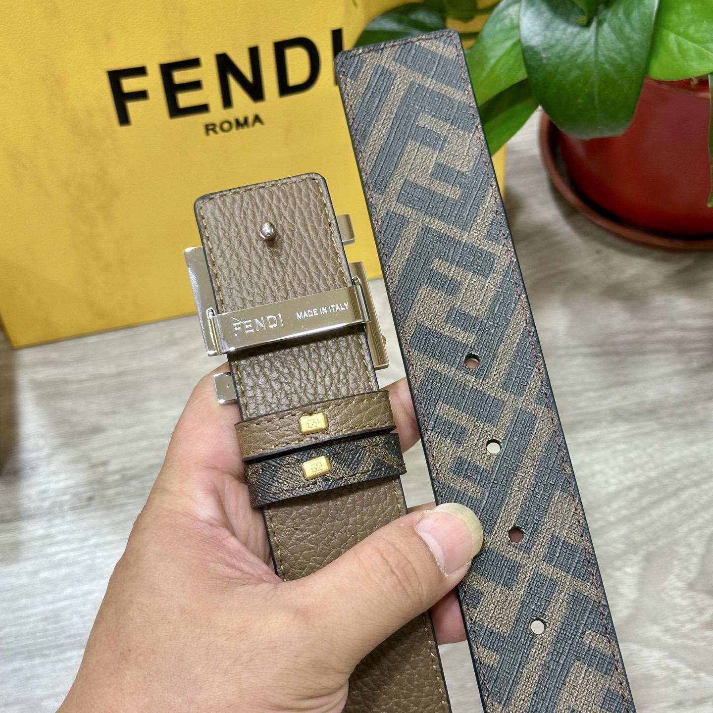 🅿️180   FENDI（芬迪）专柜同款 宽4.0CM 双环正反用腰带 FF按钉搭扣 酒红色Cuoio  Romano皮革材质 反面面料带有烟草黄和黑色FF图案 黑色珐琅金属饰面 时尚经典 百搭款