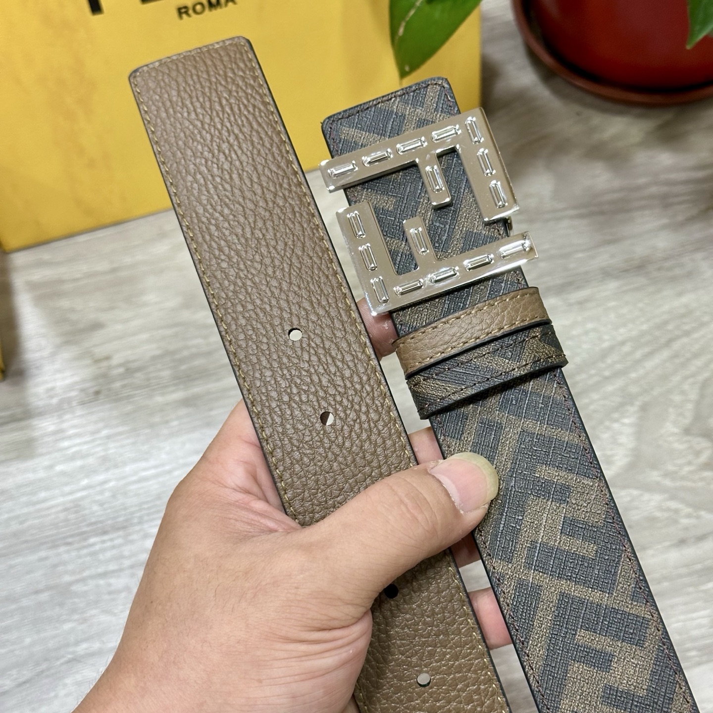 🅿️180   FENDI（芬迪）专柜同款 宽4.0CM 双环正反用腰带 FF按钉搭扣 酒红色Cuoio  Romano皮革材质 反面面料带有烟草黄和黑色FF图案 黑色珐琅金属饰面 时尚经典 百搭款
