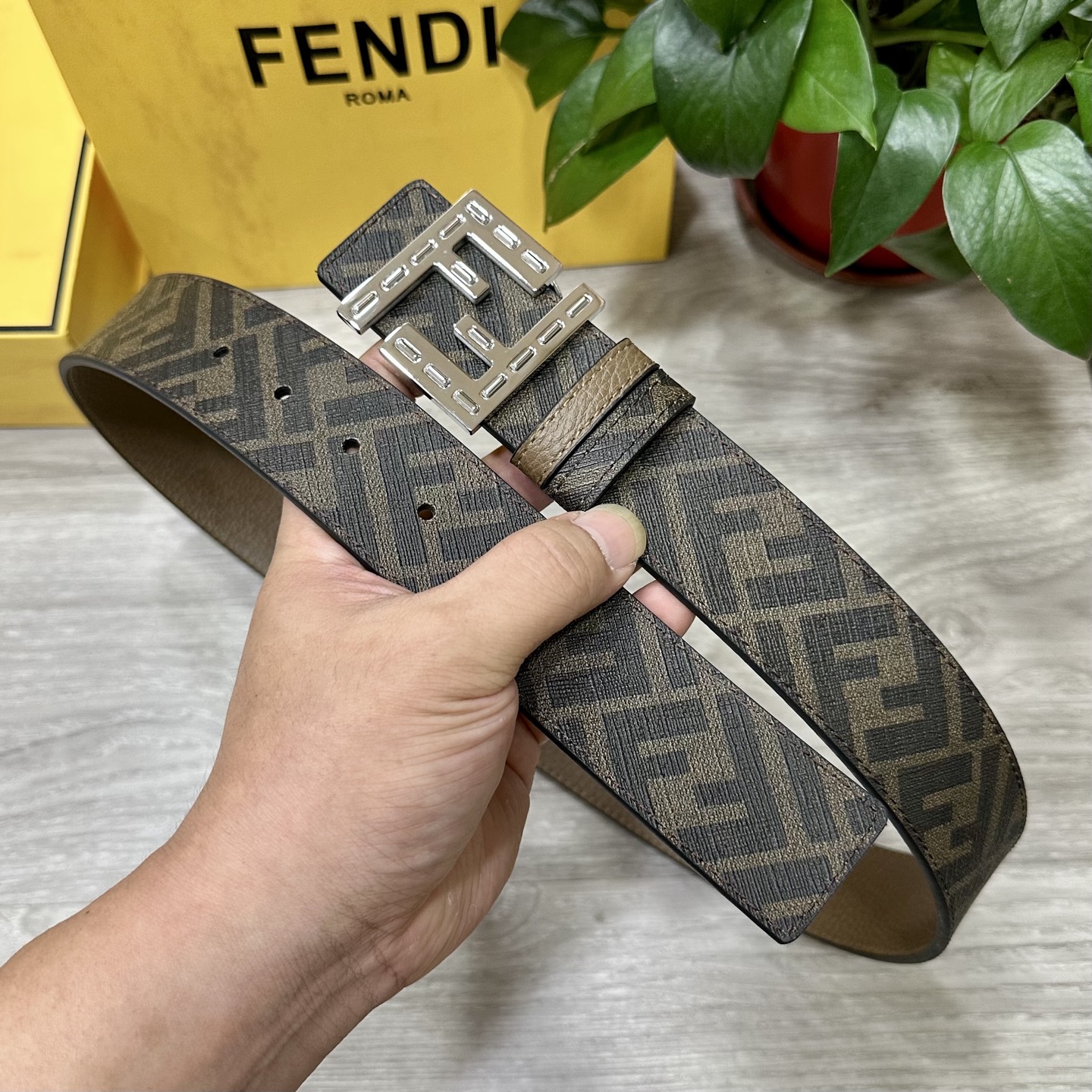🅿️180   FENDI（芬迪）专柜同款 宽4.0CM 双环正反用腰带 FF按钉搭扣 酒红色Cuoio  Romano皮革材质 反面面料带有烟草黄和黑色FF图案 黑色珐琅金属饰面 时尚经典 百搭款