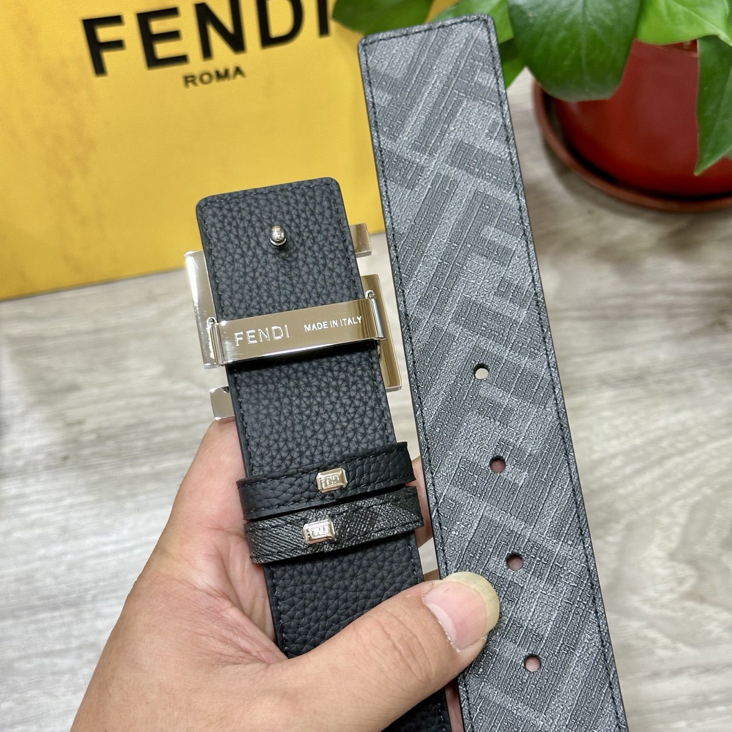 🅿️180   FENDI（芬迪）专柜同款 宽4.0CM 双环正反用腰带 FF按钉搭扣 酒红色Cuoio  Romano皮革材质 反面面料带有烟草黄和黑色FF图案 黑色珐琅金属饰面 时尚经典 百搭款