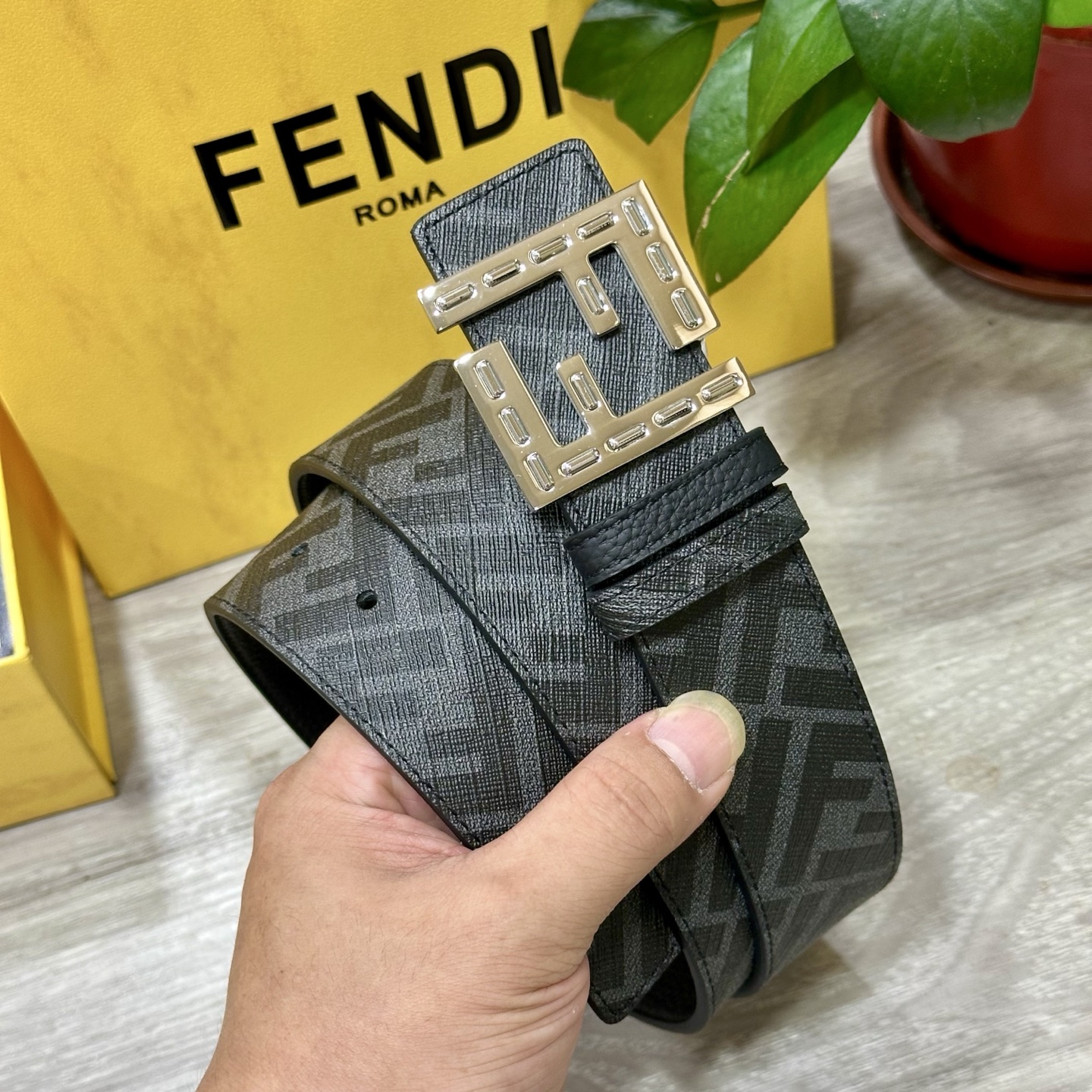 🅿️180   FENDI（芬迪）专柜同款 宽4.0CM 双环正反用腰带 FF按钉搭扣 酒红色Cuoio  Romano皮革材质 反面面料带有烟草黄和黑色FF图案 黑色珐琅金属饰面 时尚经典 百搭款