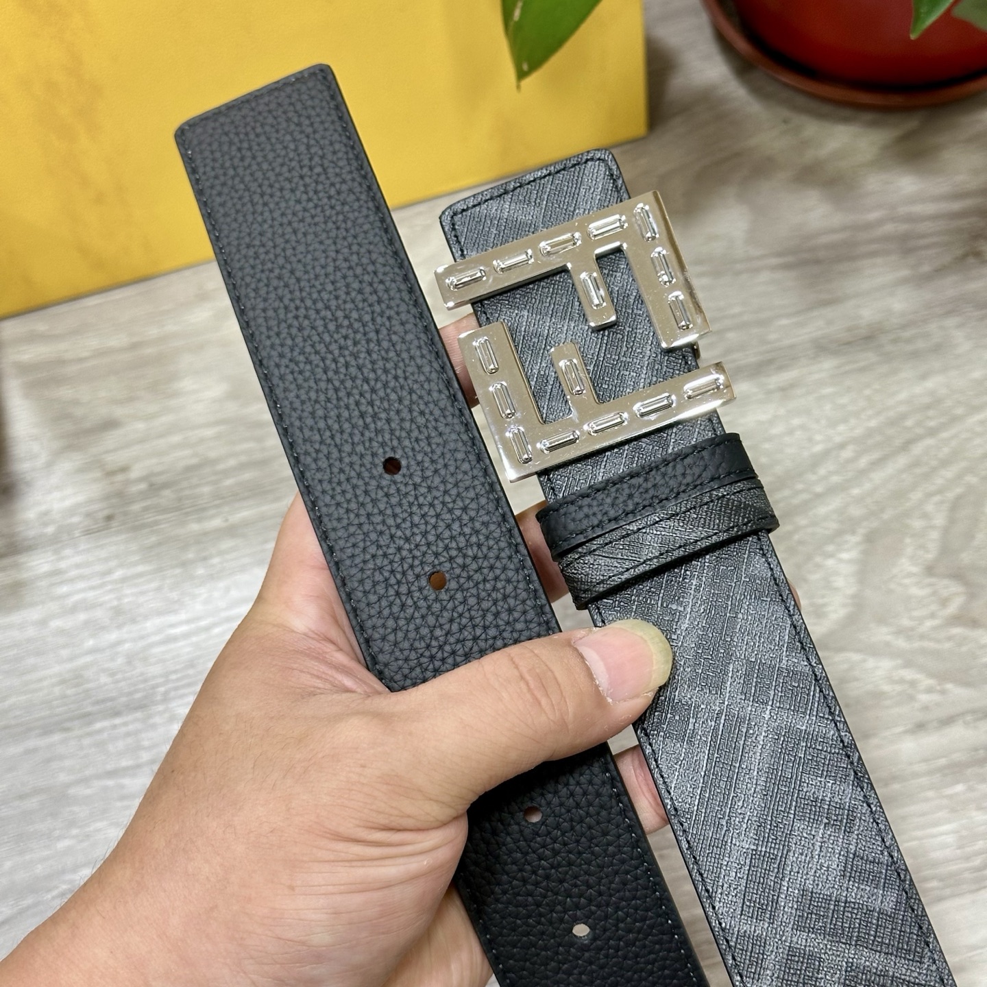🅿️180   FENDI（芬迪）专柜同款 宽4.0CM 双环正反用腰带 FF按钉搭扣 酒红色Cuoio  Romano皮革材质 反面面料带有烟草黄和黑色FF图案 黑色珐琅金属饰面 时尚经典 百搭款