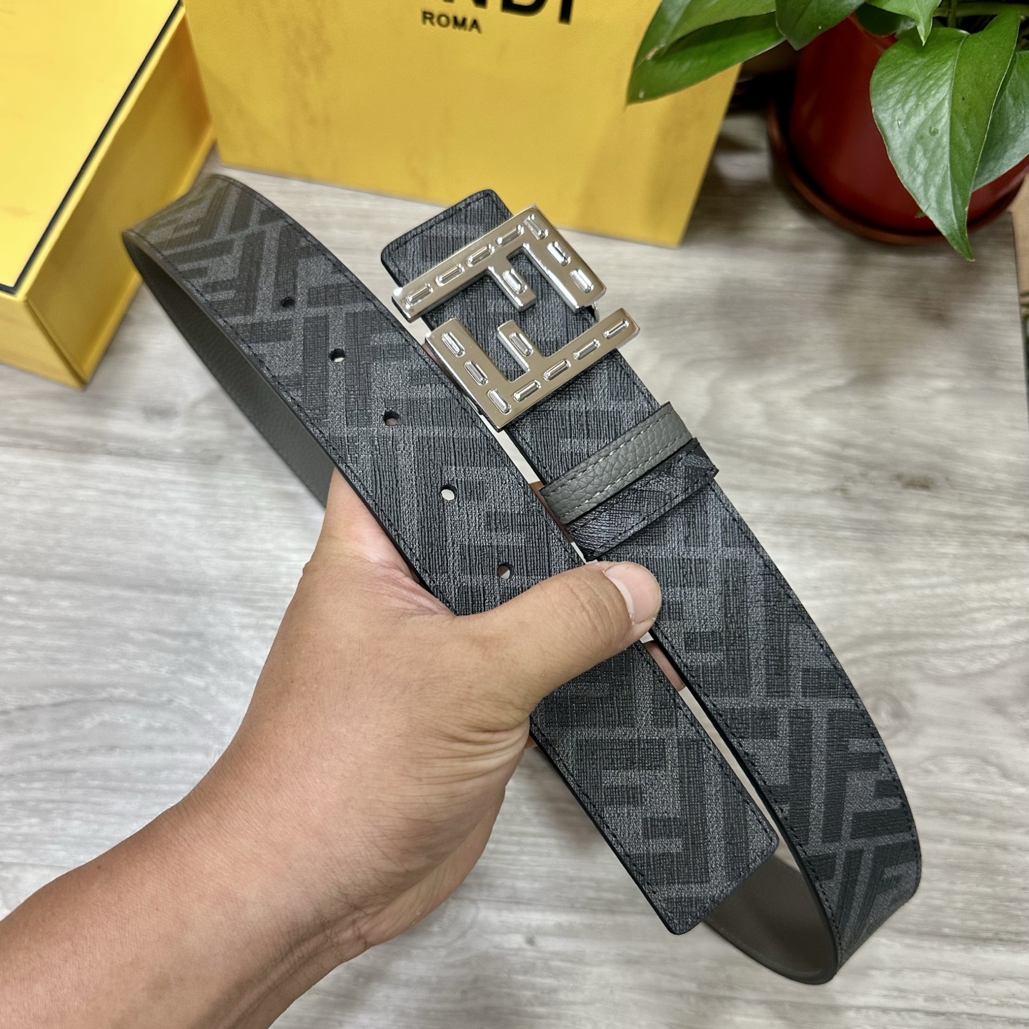 
     FENDI（芬迪）专柜同款 宽4.0CM 双环正反用腰带 FF按钉搭扣 灰色Cuoio  R