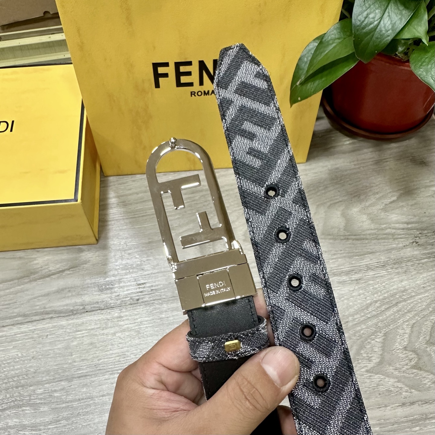 
FENDl（芬迪）专柜同款 宽3.5CM 原版定制布料 FF图案布料材质 黑色皮革内衬 单钉镀钯金属配