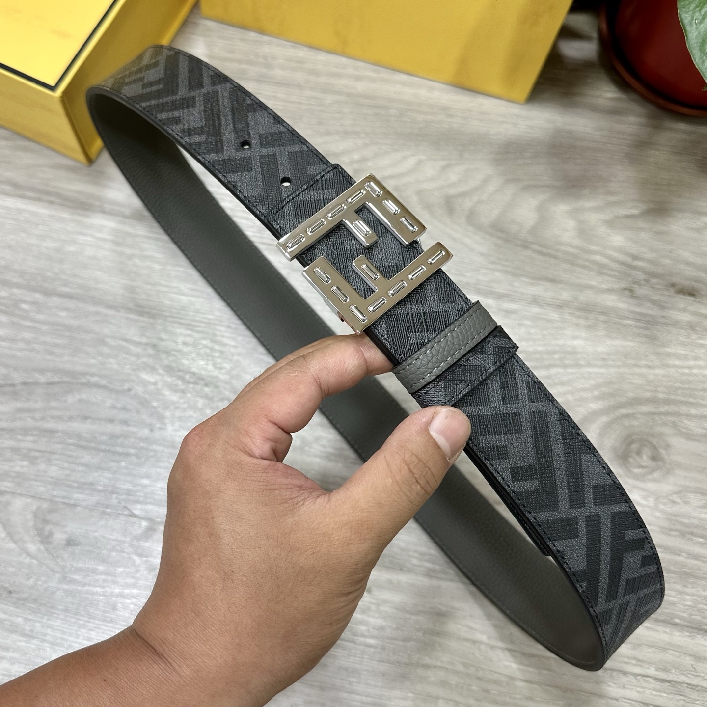 
     FENDI（芬迪）专柜同款 宽4.0CM 双环正反用腰带 FF按钉搭扣 灰色Cuoio  R