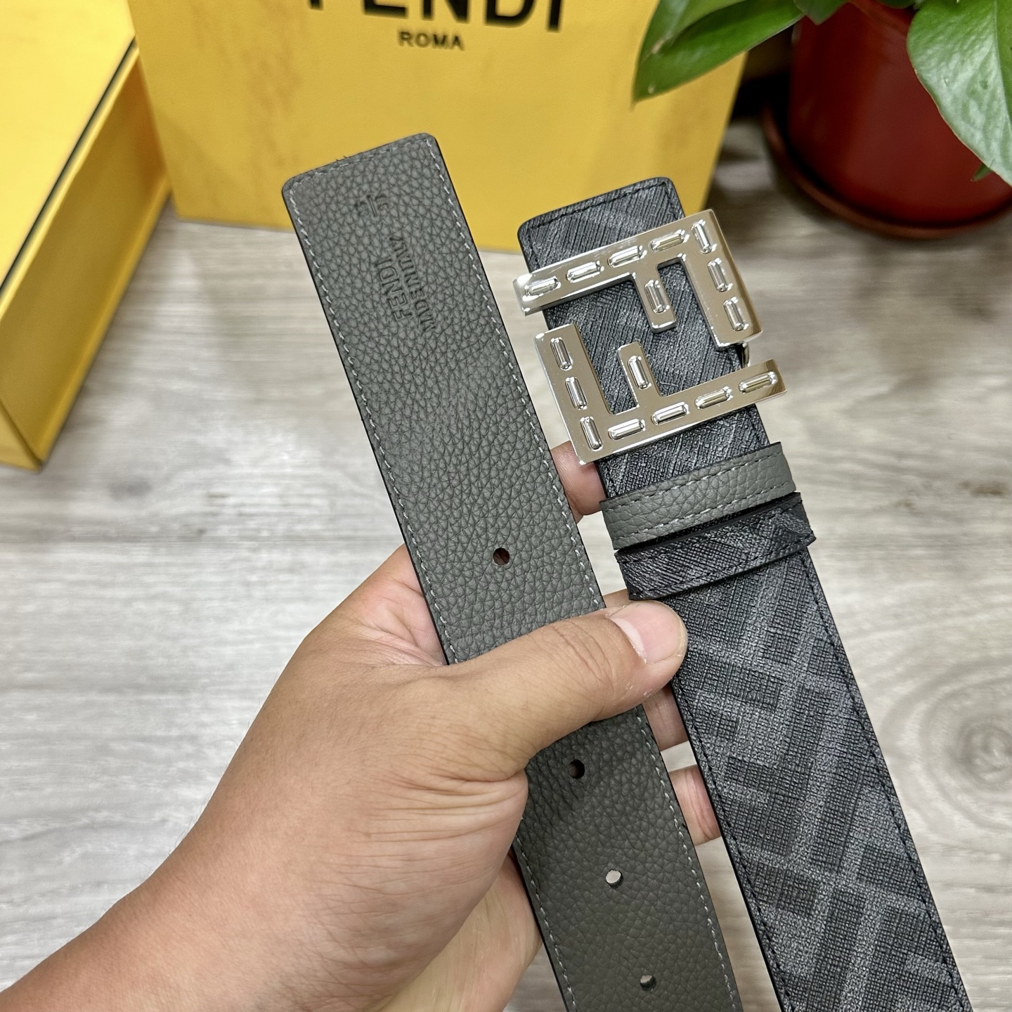 
     FENDI（芬迪）专柜同款 宽4.0CM 双环正反用腰带 FF按钉搭扣 灰色Cuoio  R