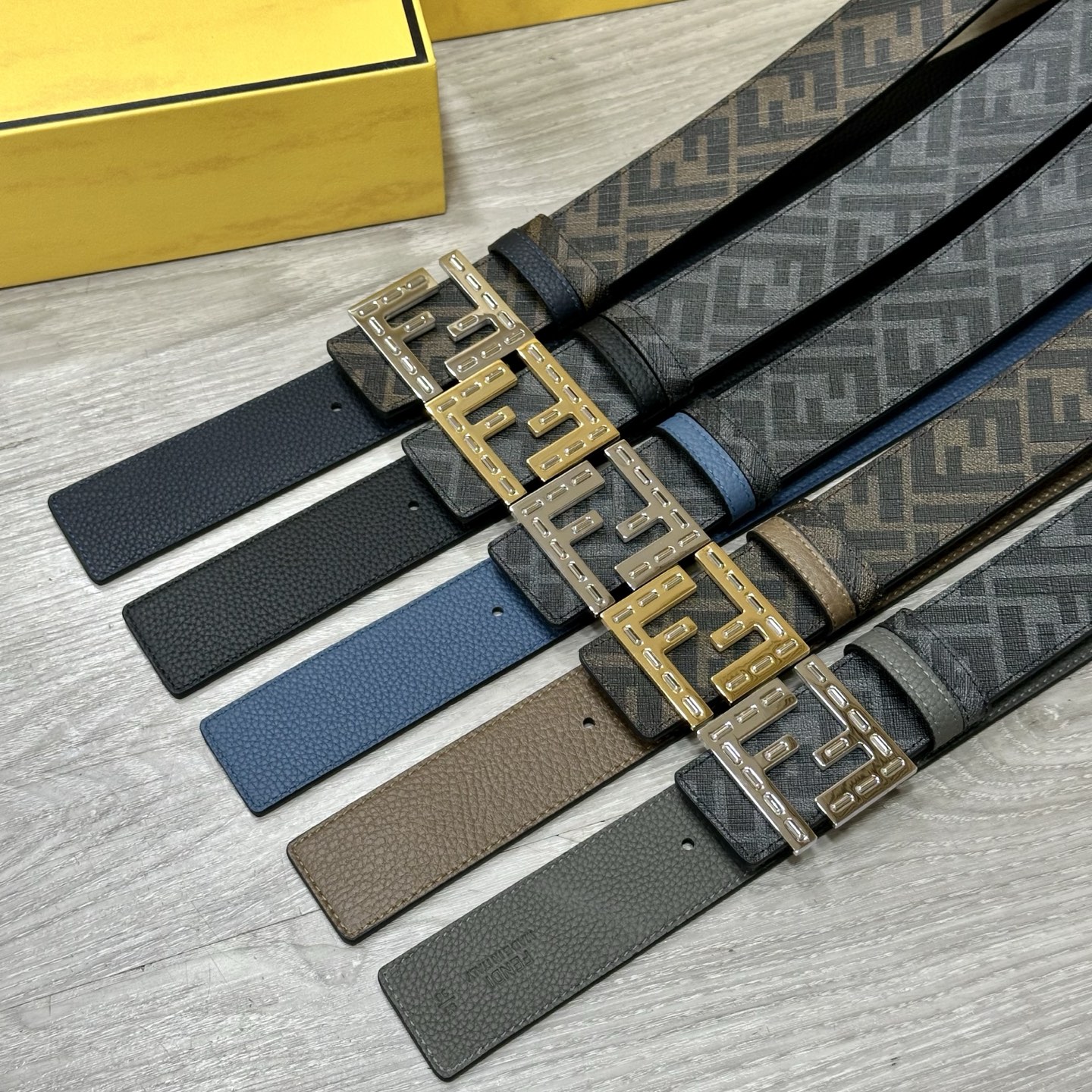 
     FENDI（芬迪）专柜同款 宽4.0CM 双环正反用腰带 FF按钉搭扣 灰色Cuoio  R