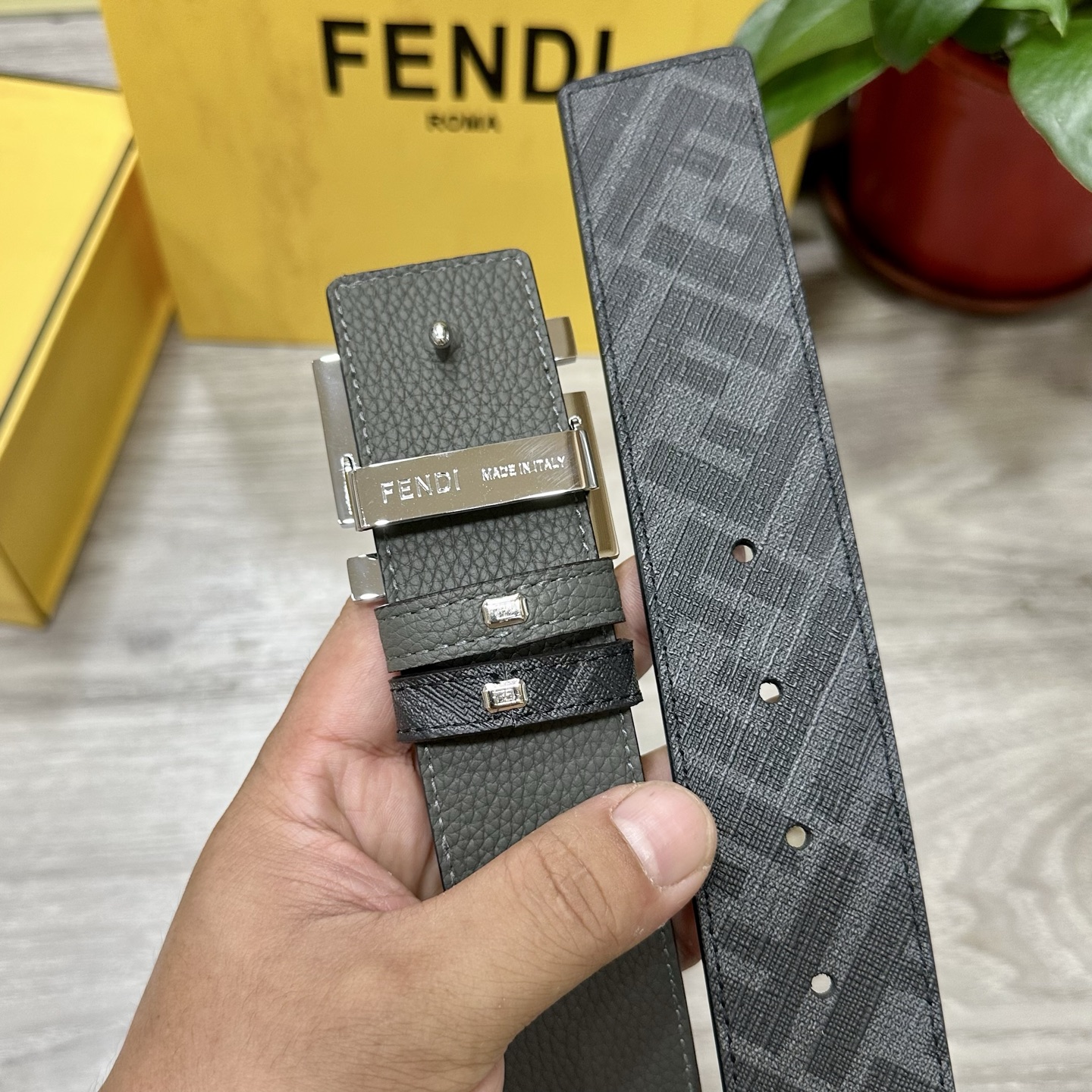 
     FENDI（芬迪）专柜同款 宽4.0CM 双环正反用腰带 FF按钉搭扣 灰色Cuoio  R