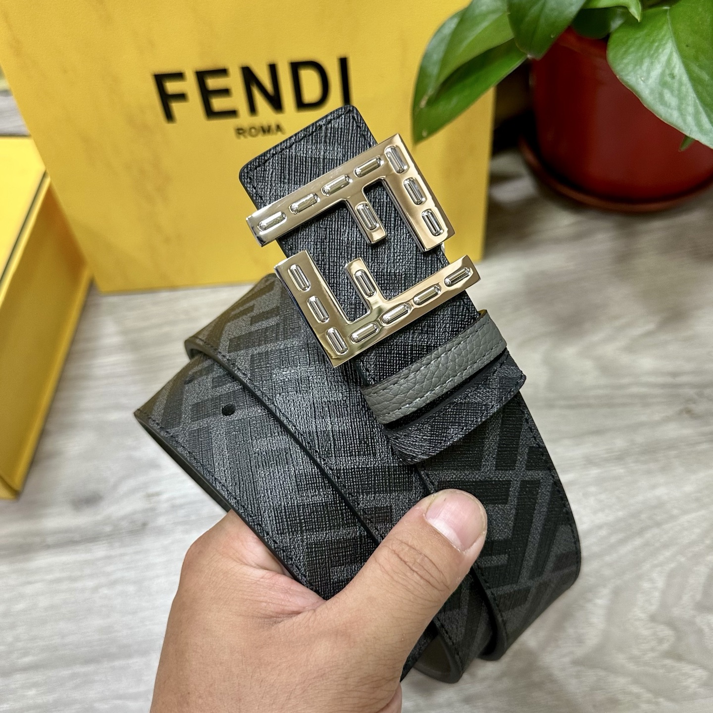 
     FENDI（芬迪）专柜同款 宽4.0CM 双环正反用腰带 FF按钉搭扣 灰色Cuoio  R