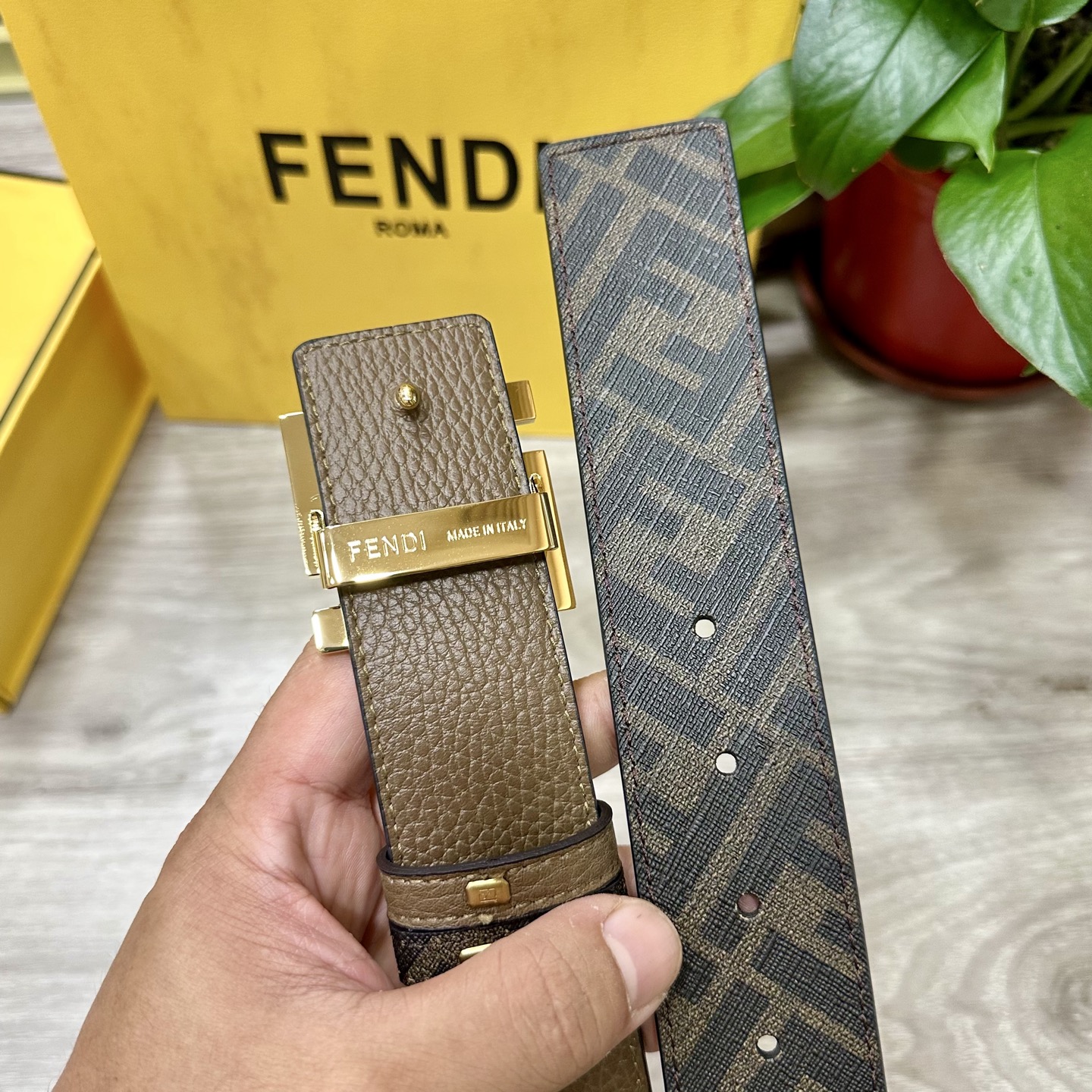 
     FENDI（芬迪）专柜同款 宽4.0CM 双环正反用腰带 FF按钉搭扣 棕色Cuoio  R