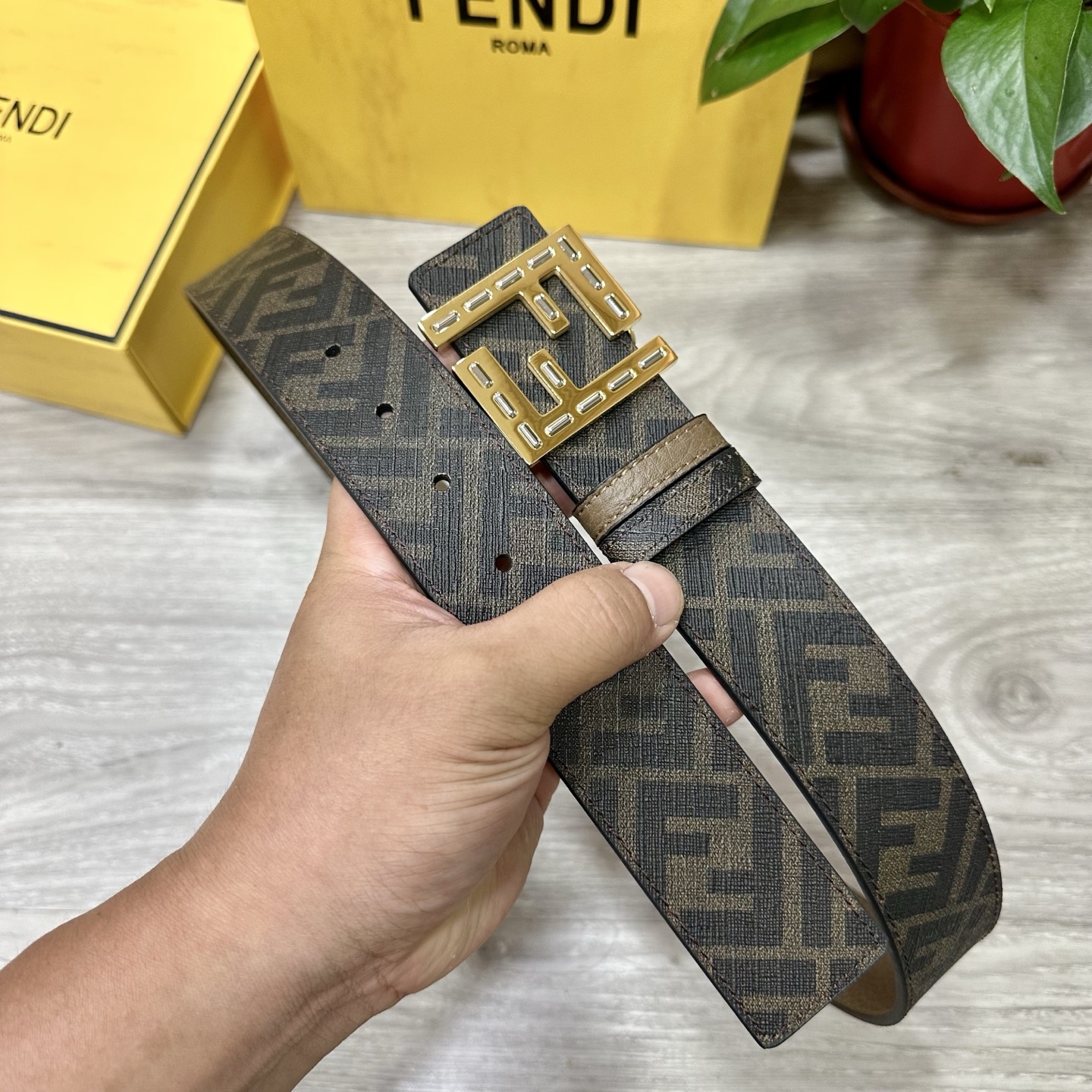 
     FENDI（芬迪）专柜同款 宽4.0CM 双环正反用腰带 FF按钉搭扣 棕色Cuoio  R